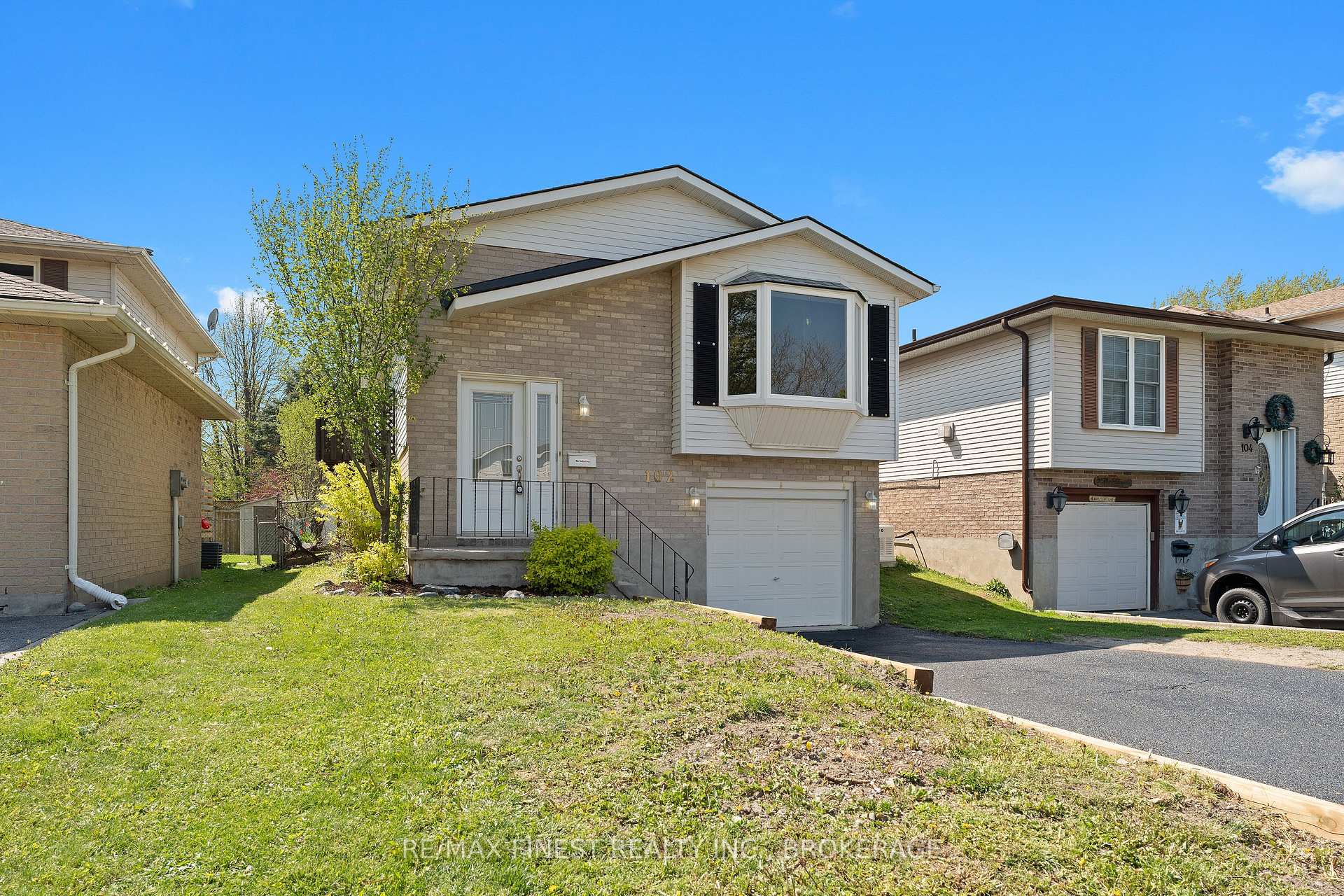 Photo 2 of 102 Grenadier Drive, Kingston, Kingston East (Incl Barret Crt) — HOMEH