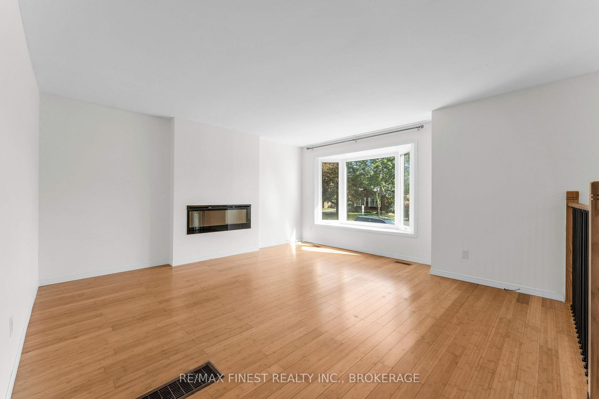 Photo 7 of 102 Grenadier Drive, Kingston, Kingston East (Incl Barret Crt) — HOMEH