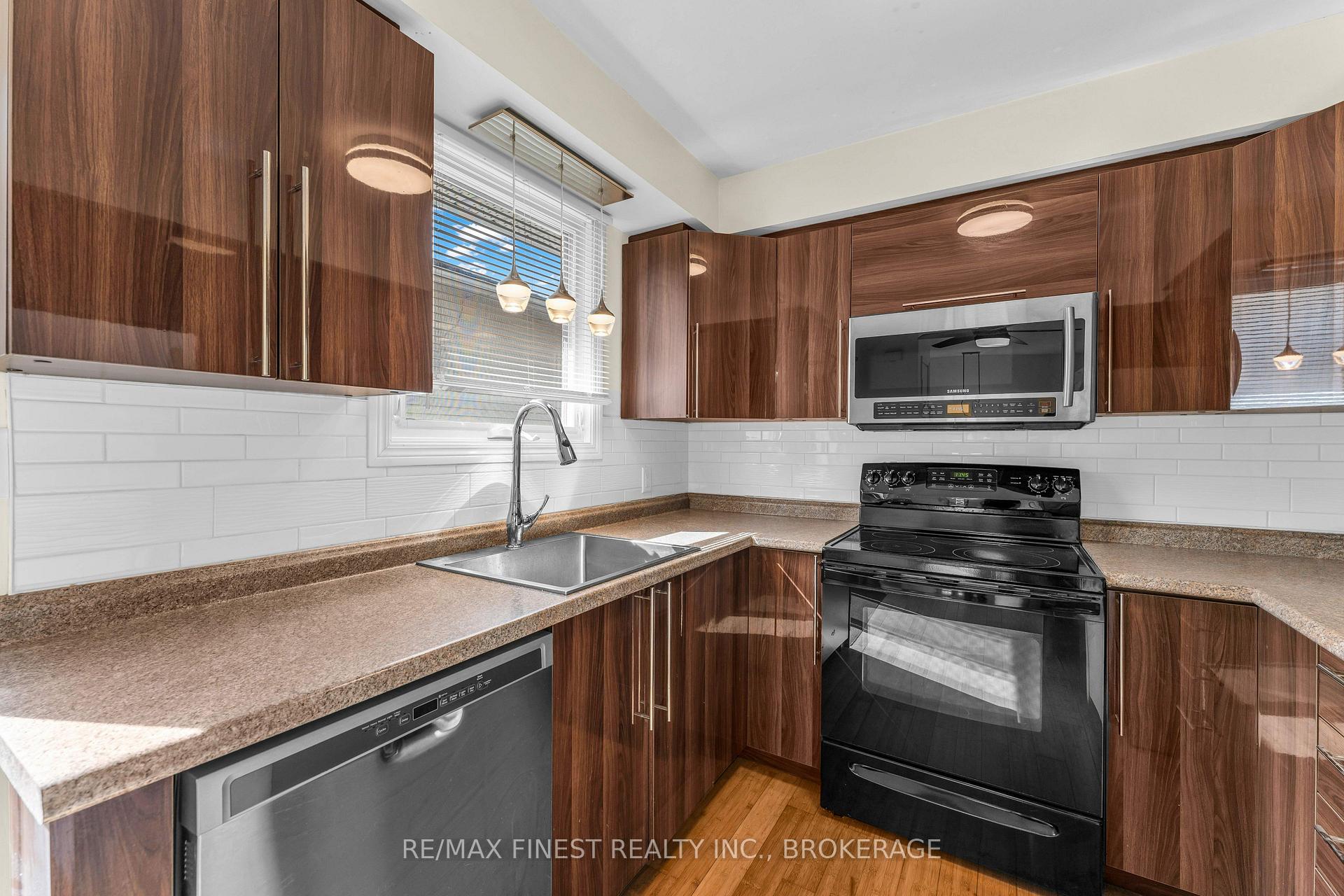Photo 12 of 102 Grenadier Drive, Kingston, Kingston East (Incl Barret Crt) — HOMEH