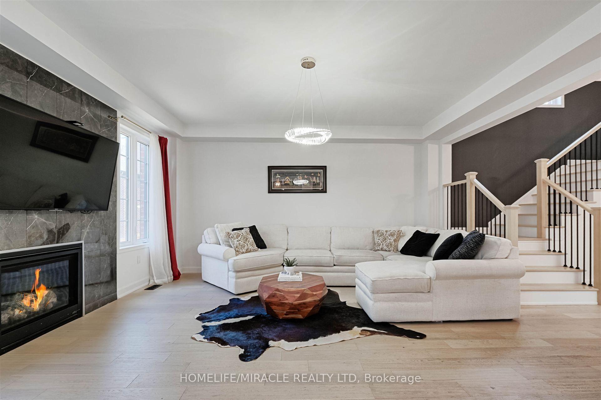 Photo 5 of 50 Chorus Crescent, Vaughan, Kleinburg — HOMEH