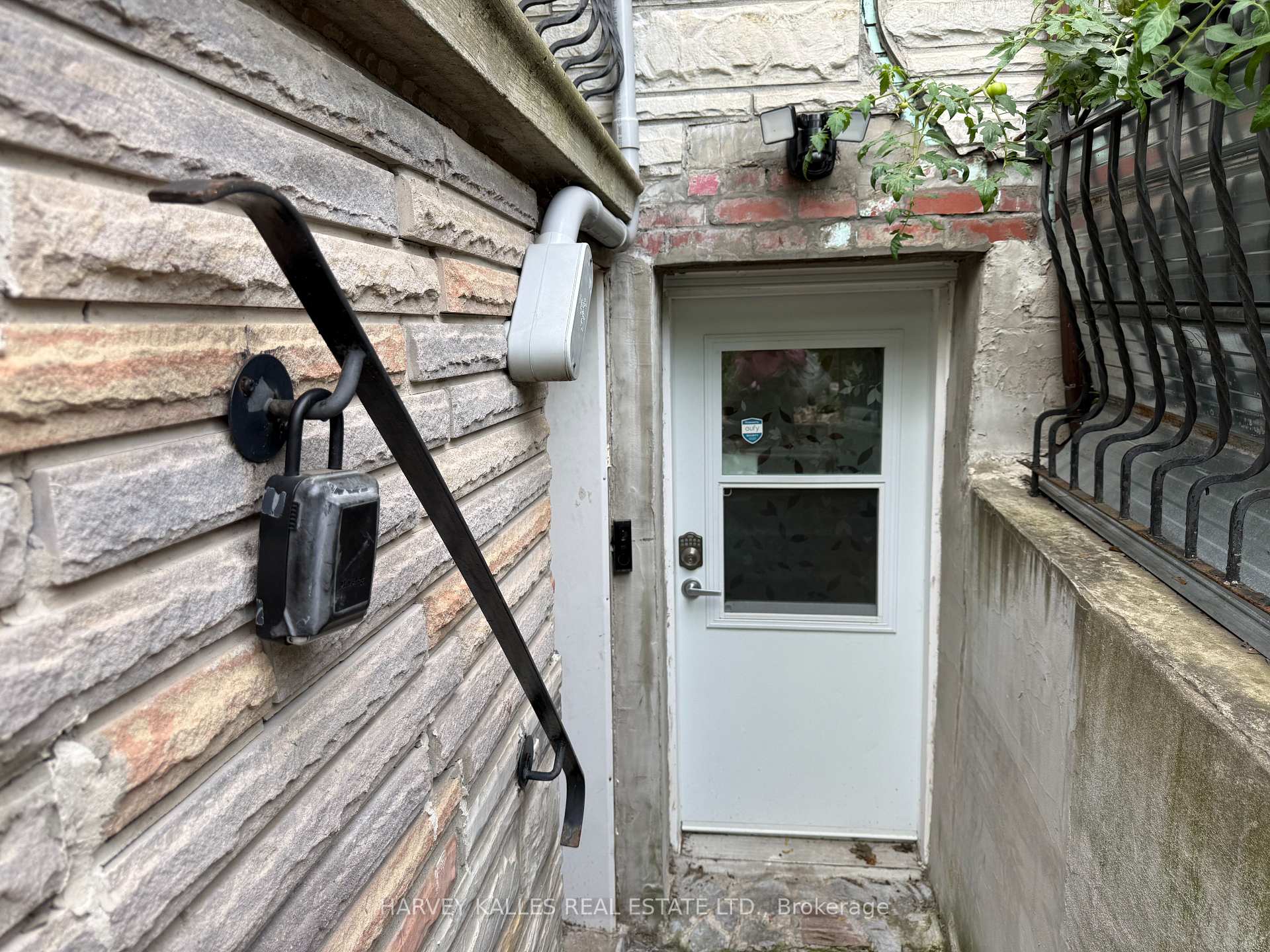Photo 3 of Unit Lower, 488 Lansdowne Avenue, Toronto, Dufferin Grove — HOMEH
