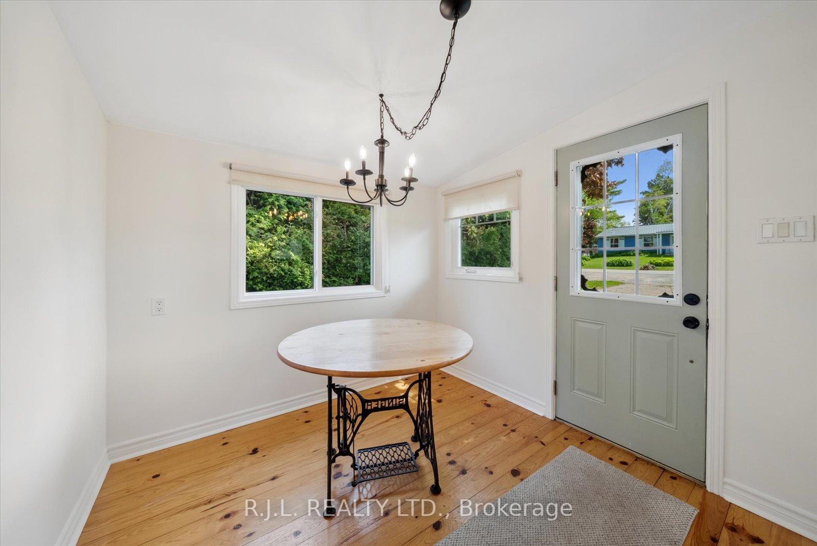 Photo 4 of 242 Morrison Avenue, Brock, Beaverton — HOMEH
