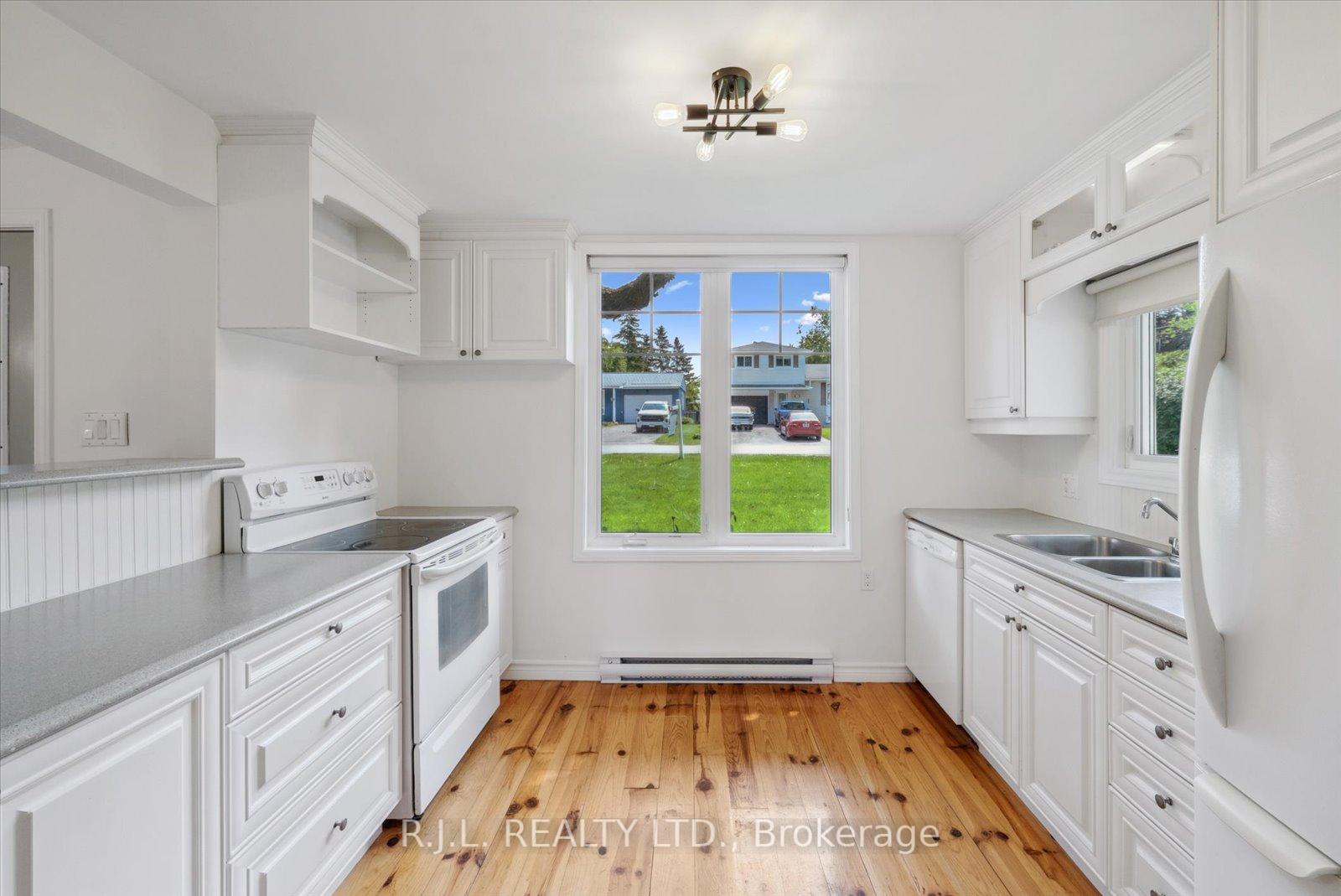 Photo 6 of 242 Morrison Avenue, Brock, Beaverton — HOMEH