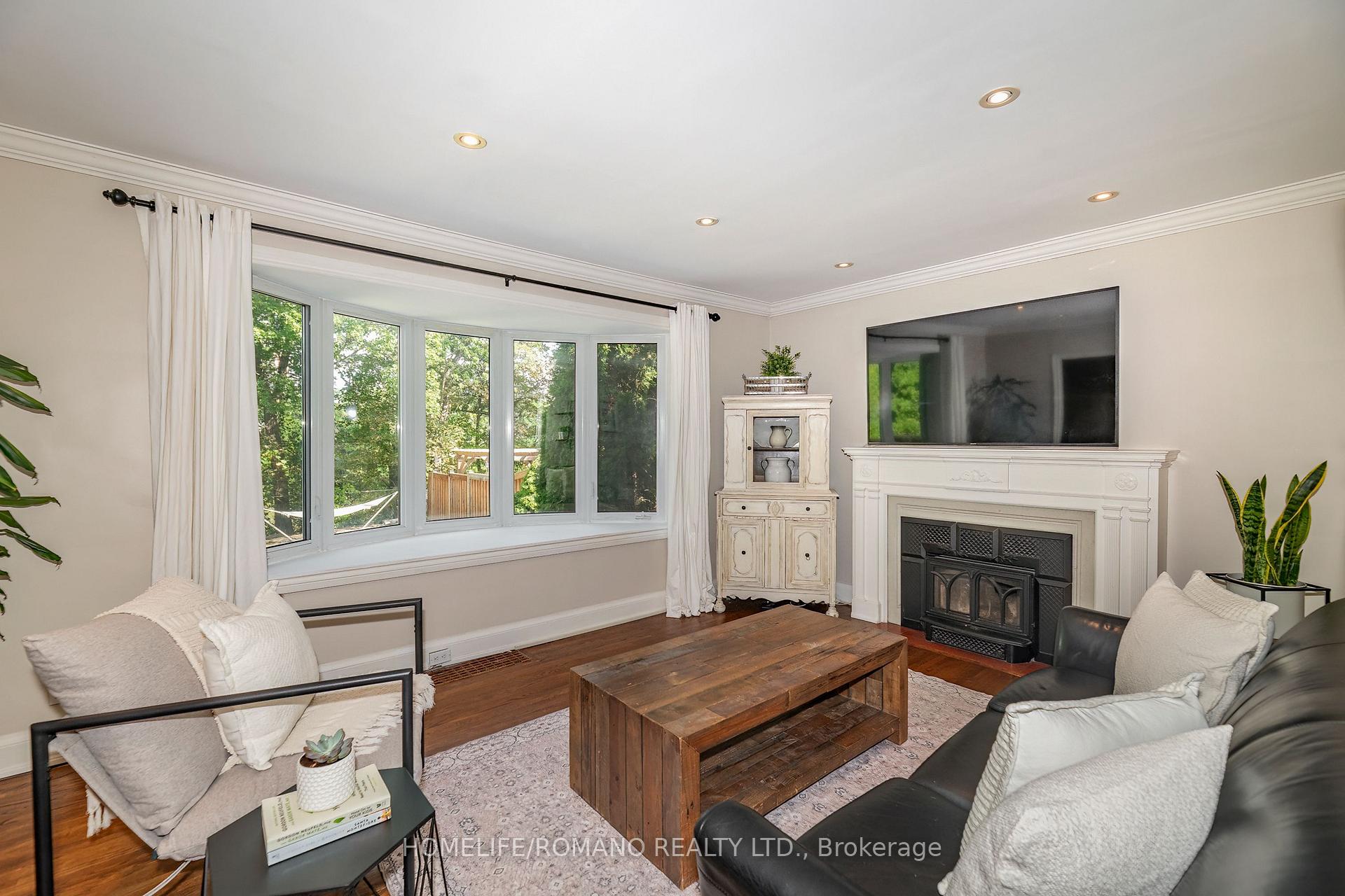 Photo 4 of 45 Riverview Heights, Etobicoke, Humber Heights — HOMEH