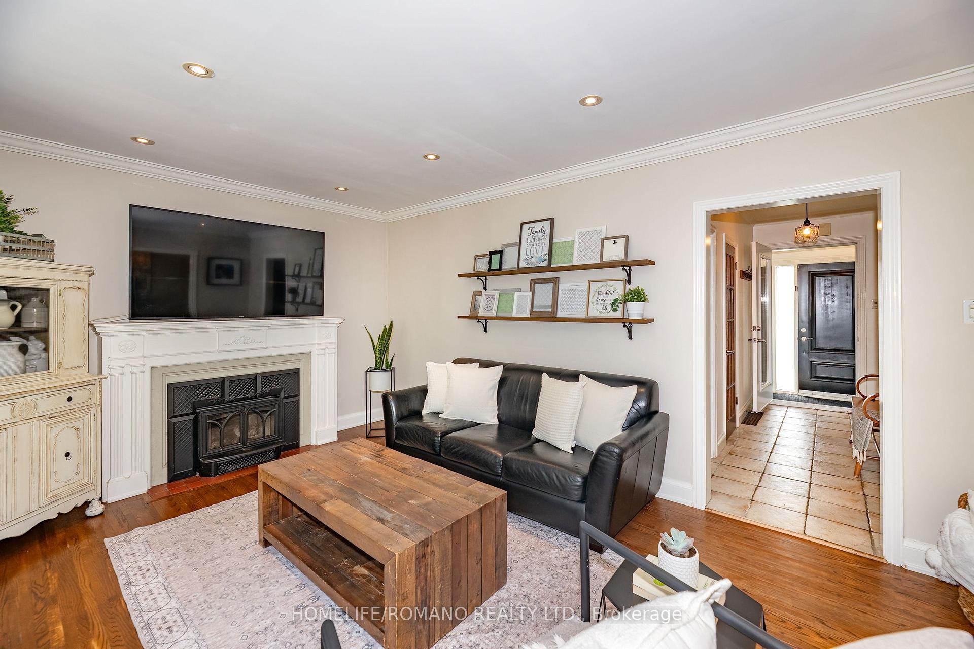 Photo 5 of 45 Riverview Heights, Etobicoke, Humber Heights — HOMEH