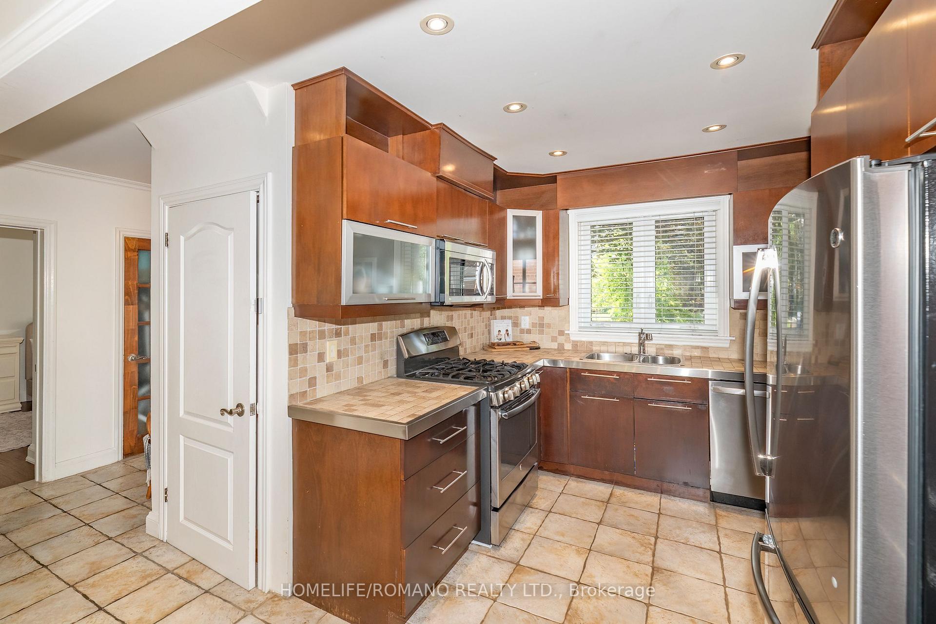 Photo 8 of 45 Riverview Heights, Etobicoke, Humber Heights — HOMEH