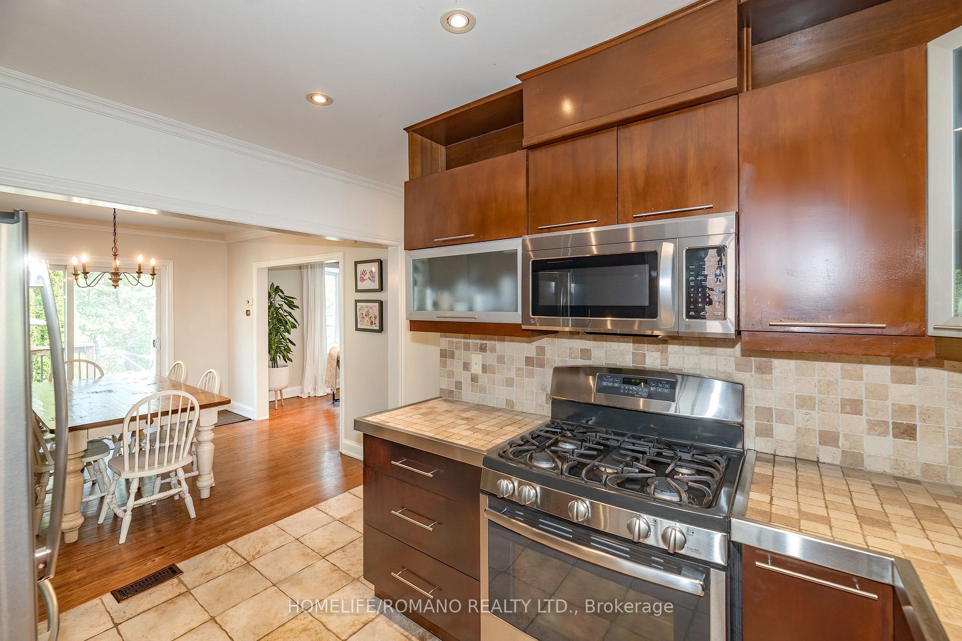 Photo 9 of 45 Riverview Heights, Etobicoke, Humber Heights — HOMEH