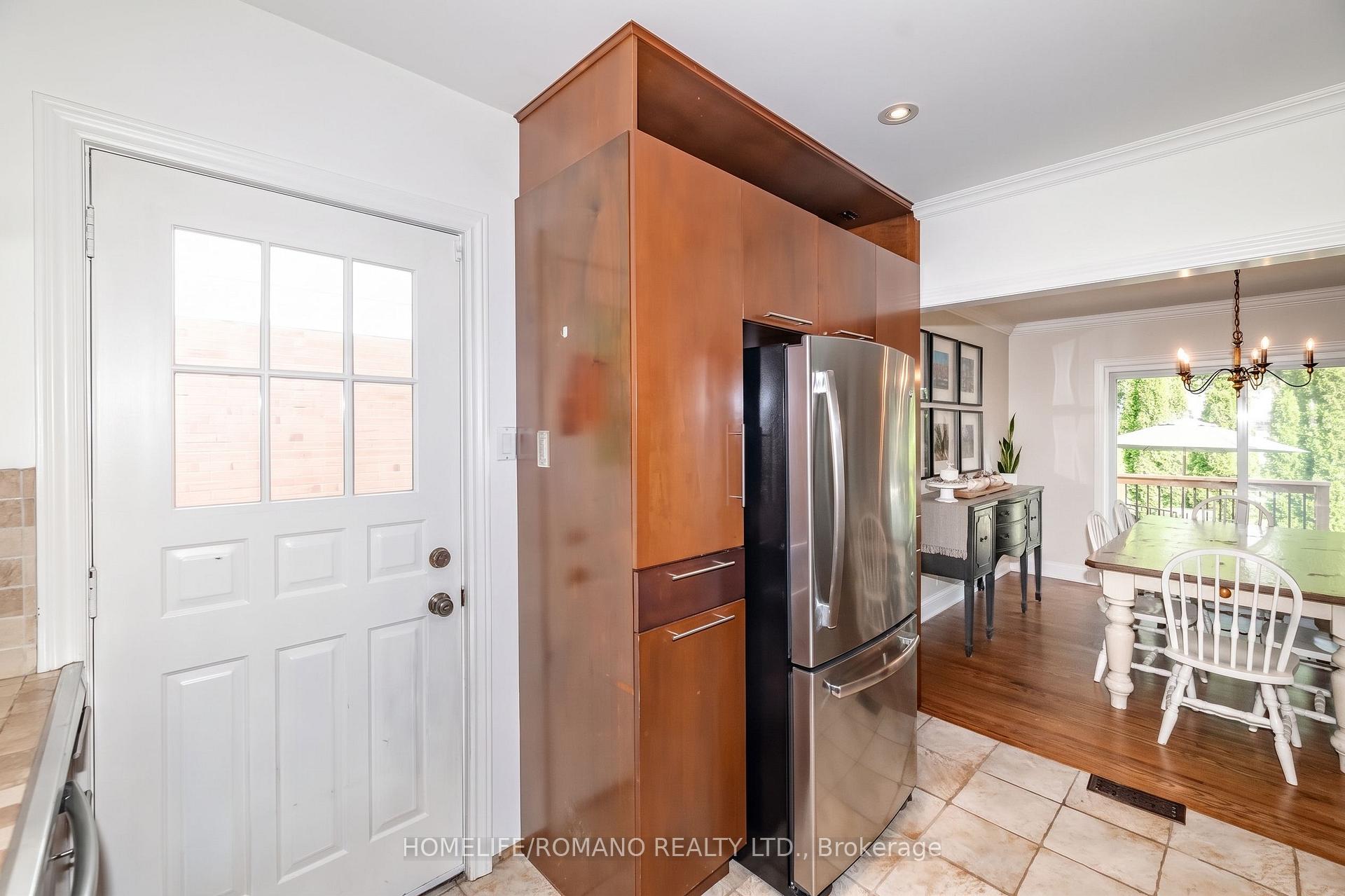 Photo 10 of 45 Riverview Heights, Etobicoke, Humber Heights — HOMEH