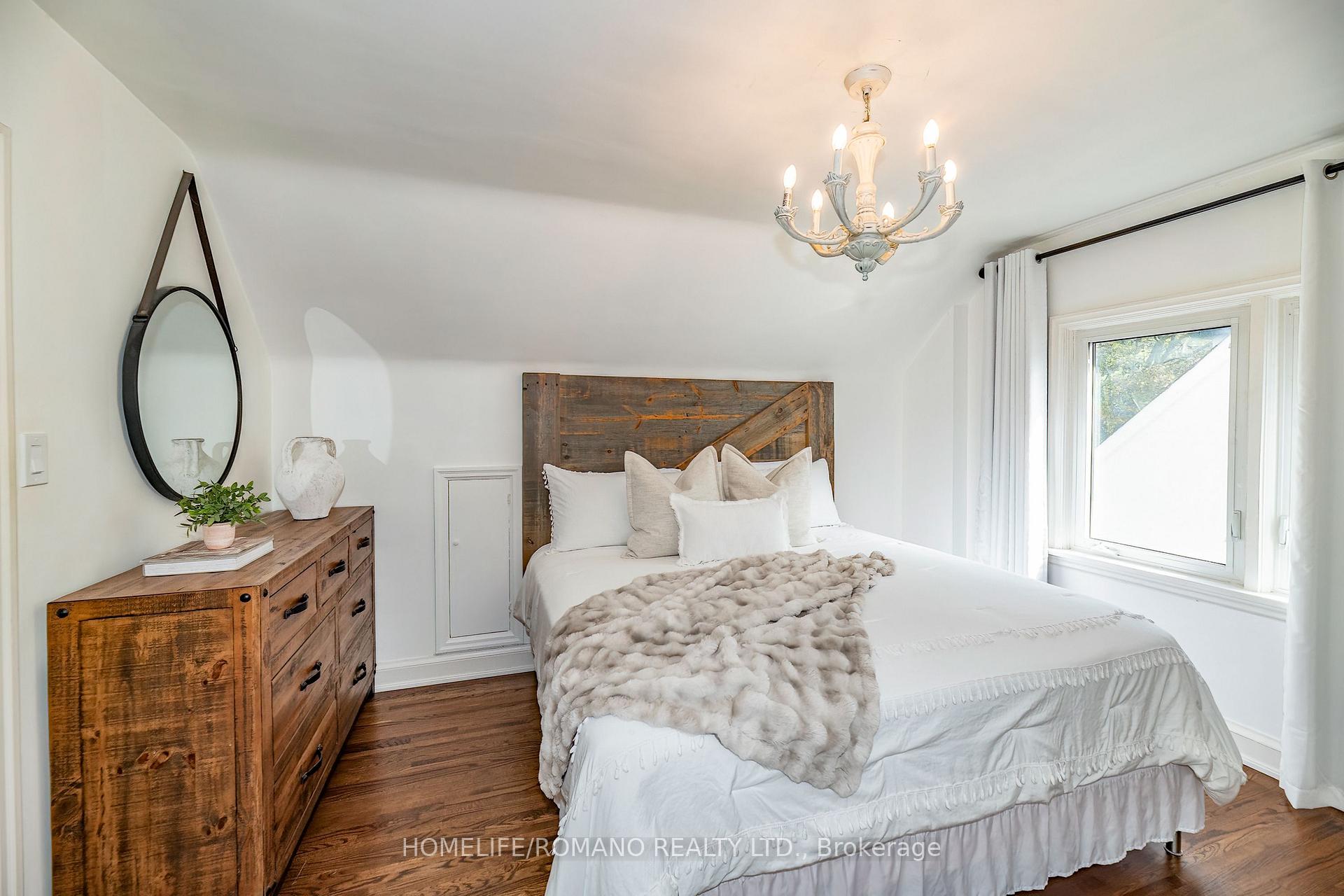 Photo 12 of 45 Riverview Heights, Etobicoke, Humber Heights — HOMEH