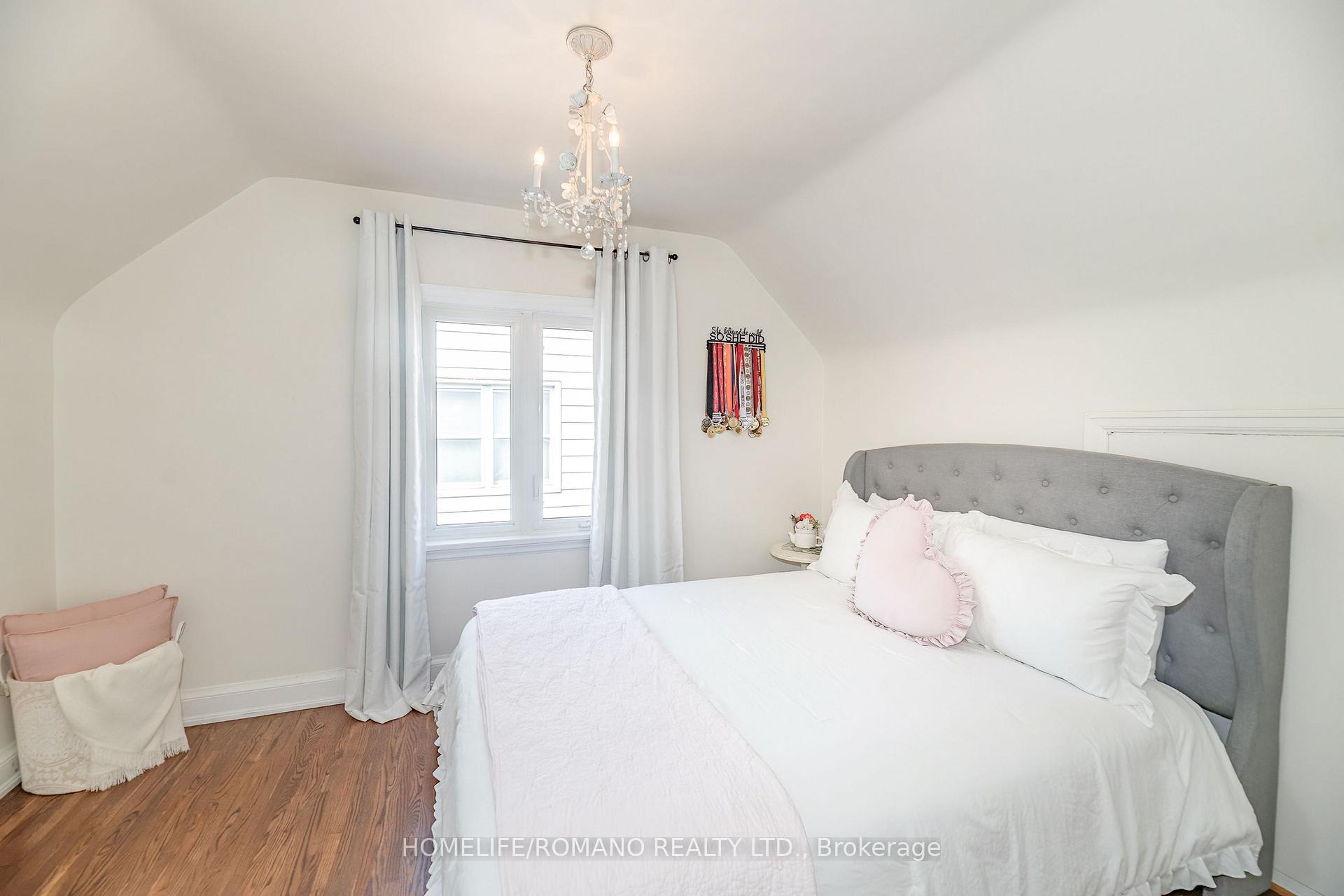 Photo 14 of 45 Riverview Heights, Etobicoke, Humber Heights — HOMEH