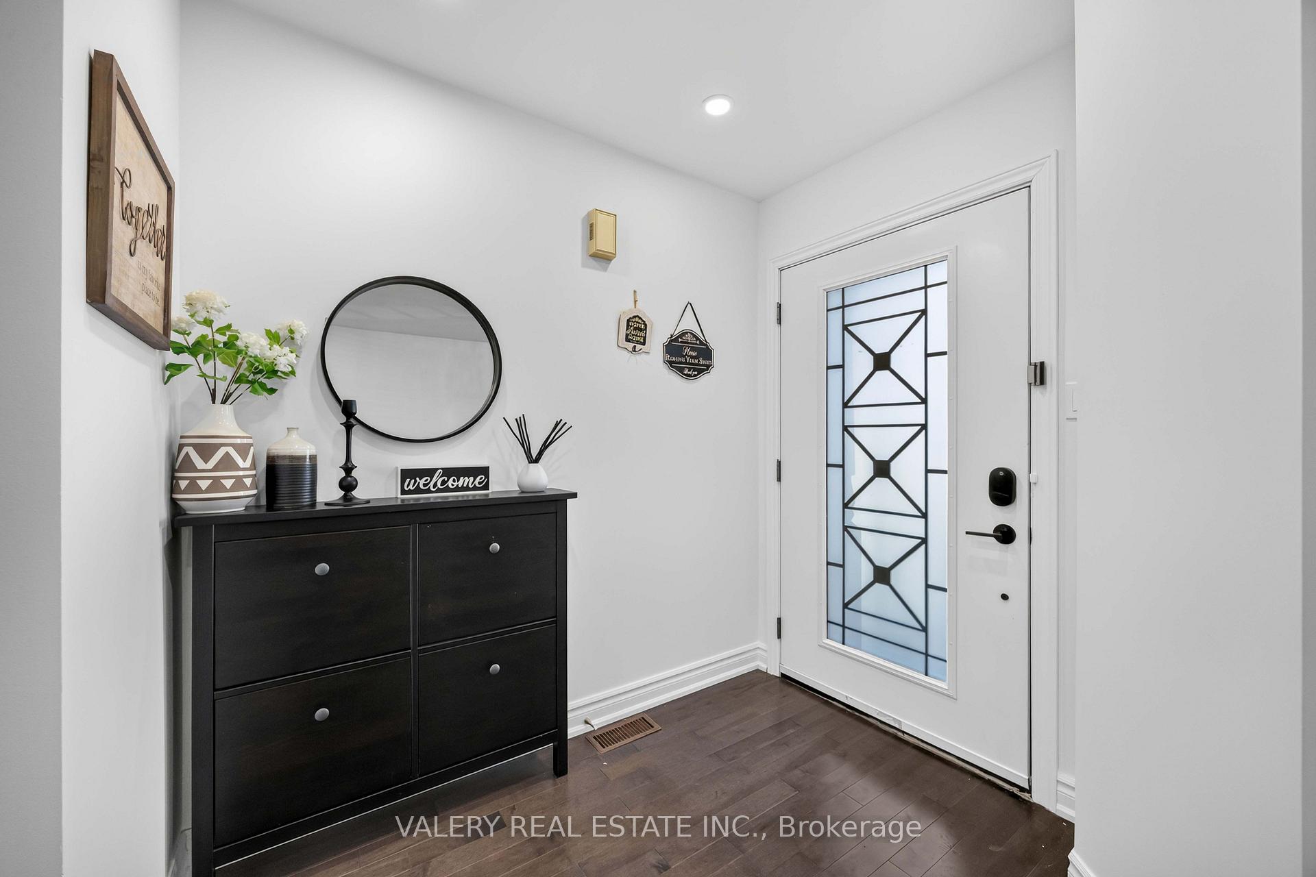Photo 4 of 27 Lavender Place, Vaughan, East Woodbridge — HOMEH