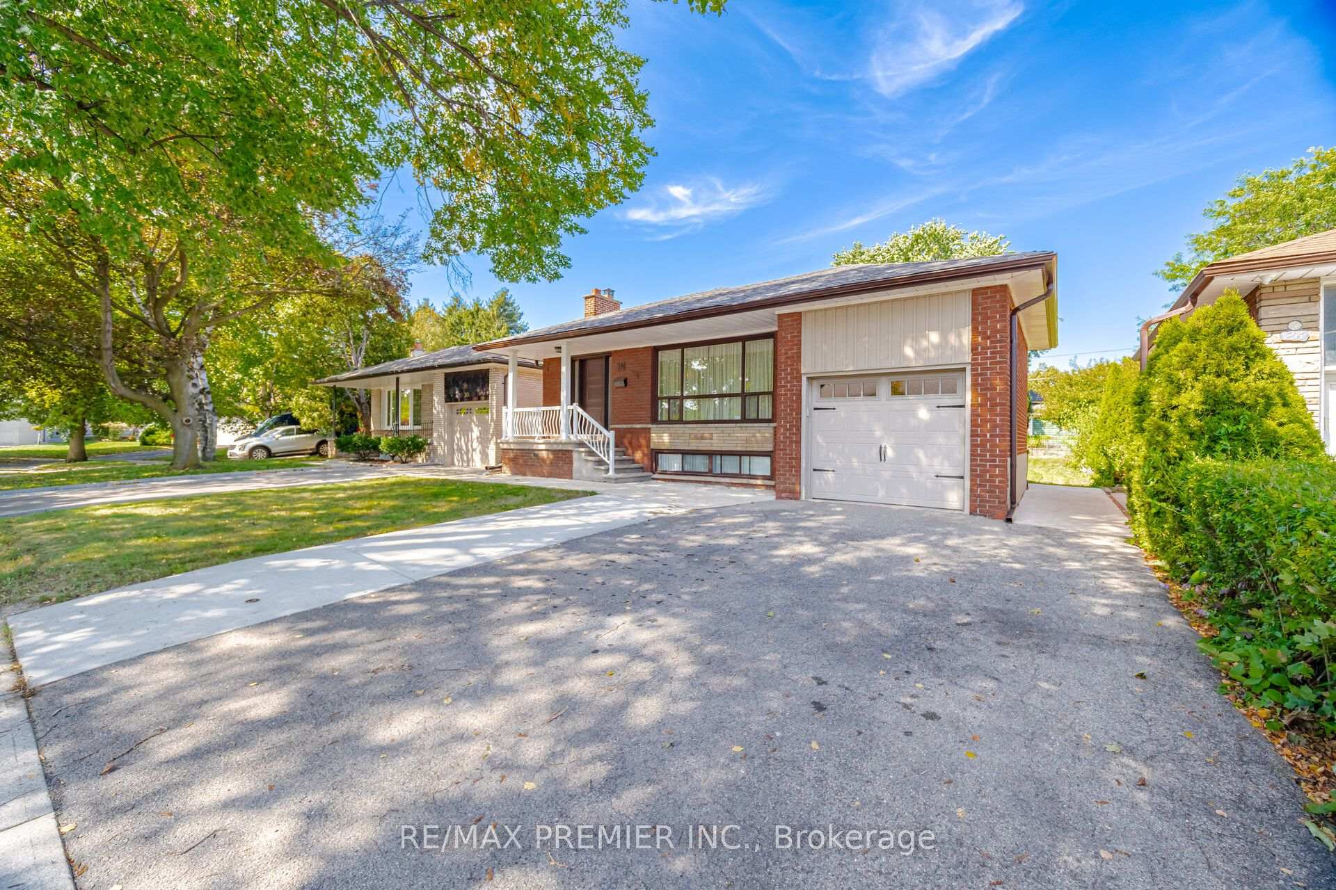 Photo 4 of 28 Landron Crescent, Etobicoke, Willowridge-Martingrove-Richview — HOMEH