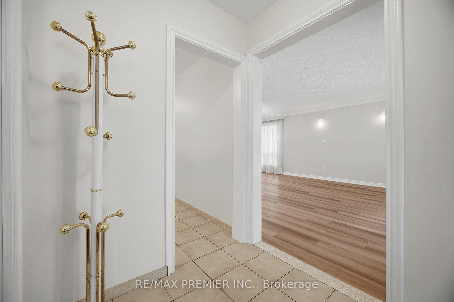 Photo 8 of 28 Landron Crescent, Etobicoke, Willowridge-Martingrove-Richview — HOMEH