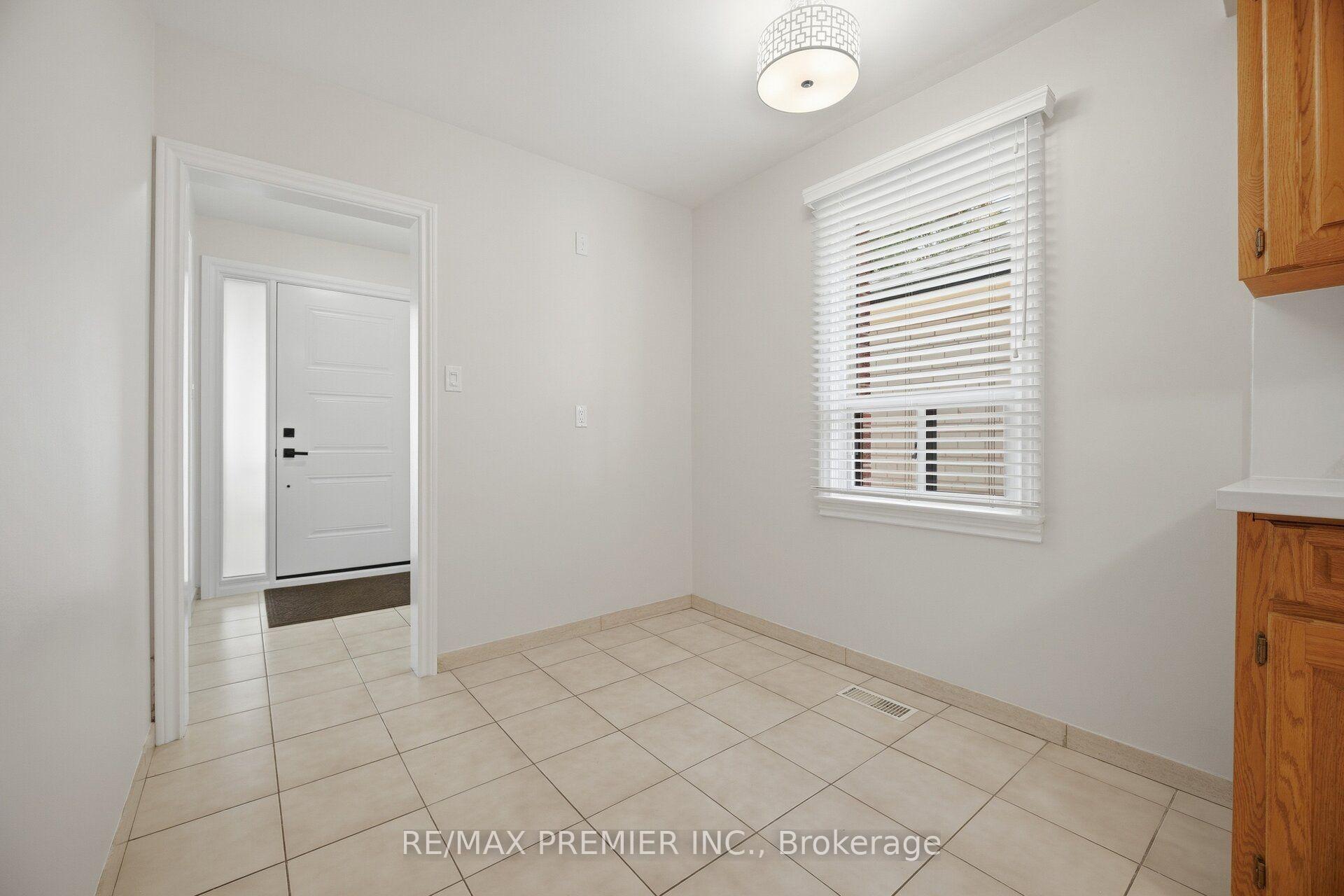 Photo 9 of 28 Landron Crescent, Etobicoke, Willowridge-Martingrove-Richview — HOMEH