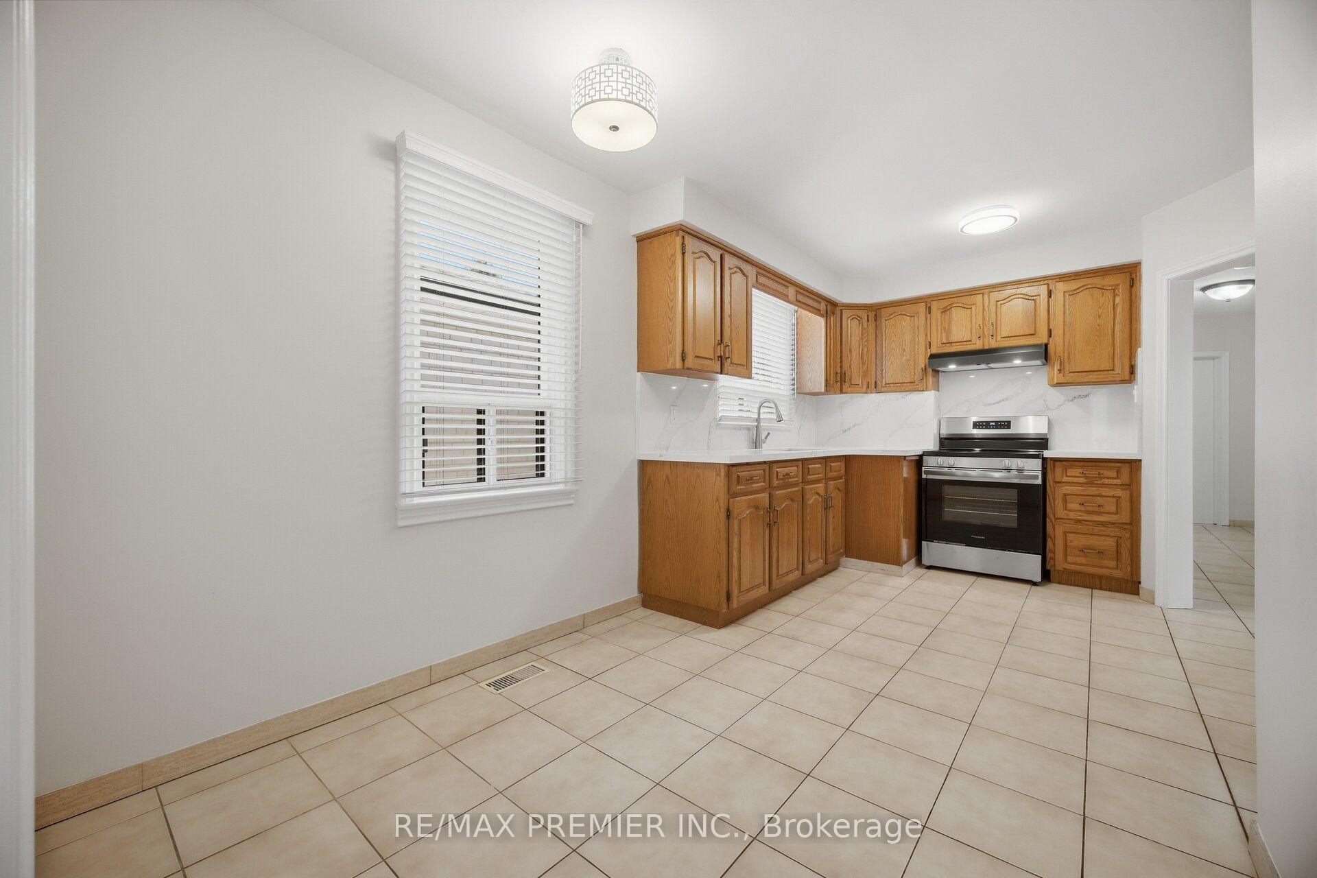 Photo 10 of 28 Landron Crescent, Etobicoke, Willowridge-Martingrove-Richview — HOMEH