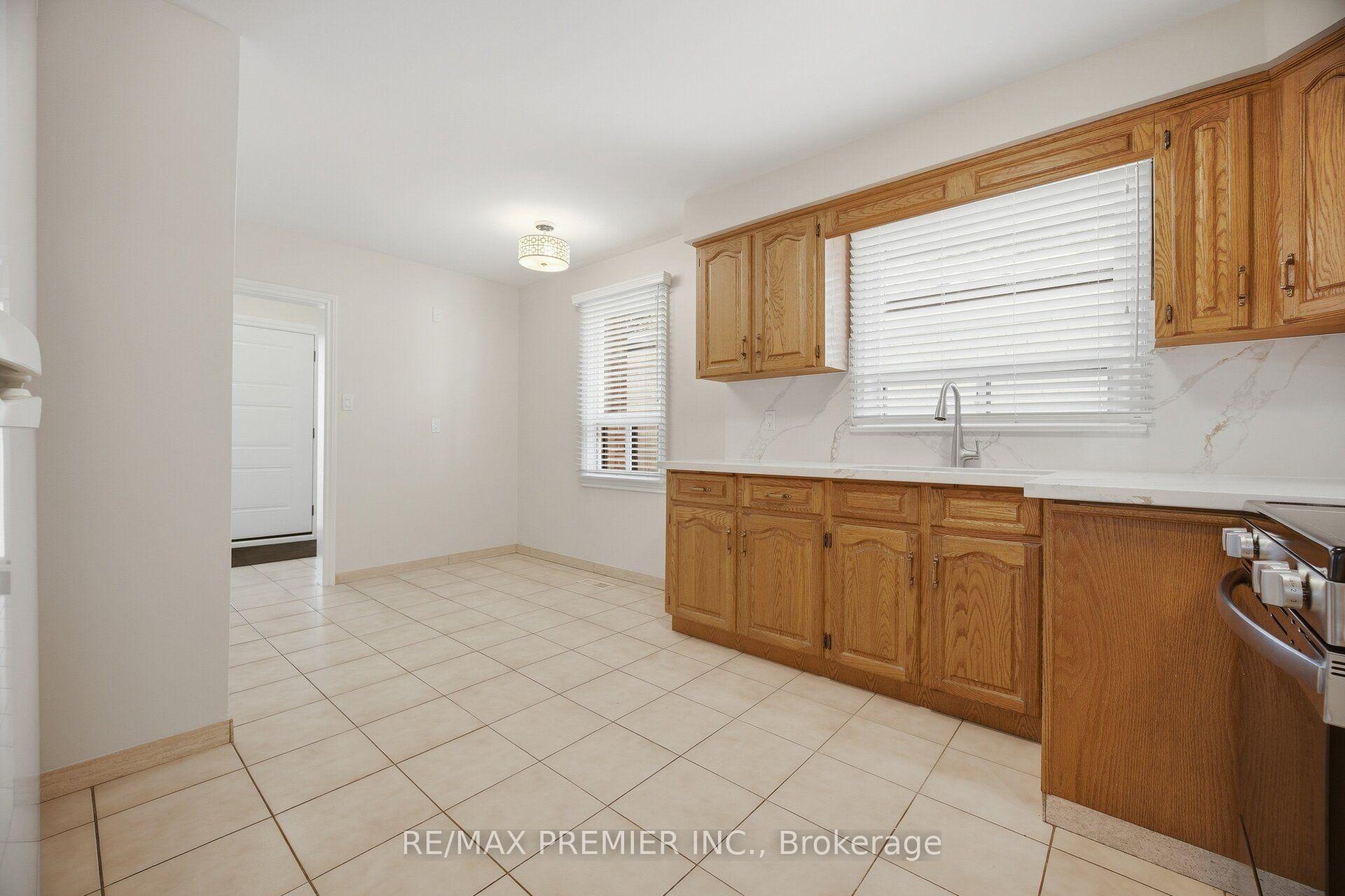 Photo 11 of 28 Landron Crescent, Etobicoke, Willowridge-Martingrove-Richview — HOMEH