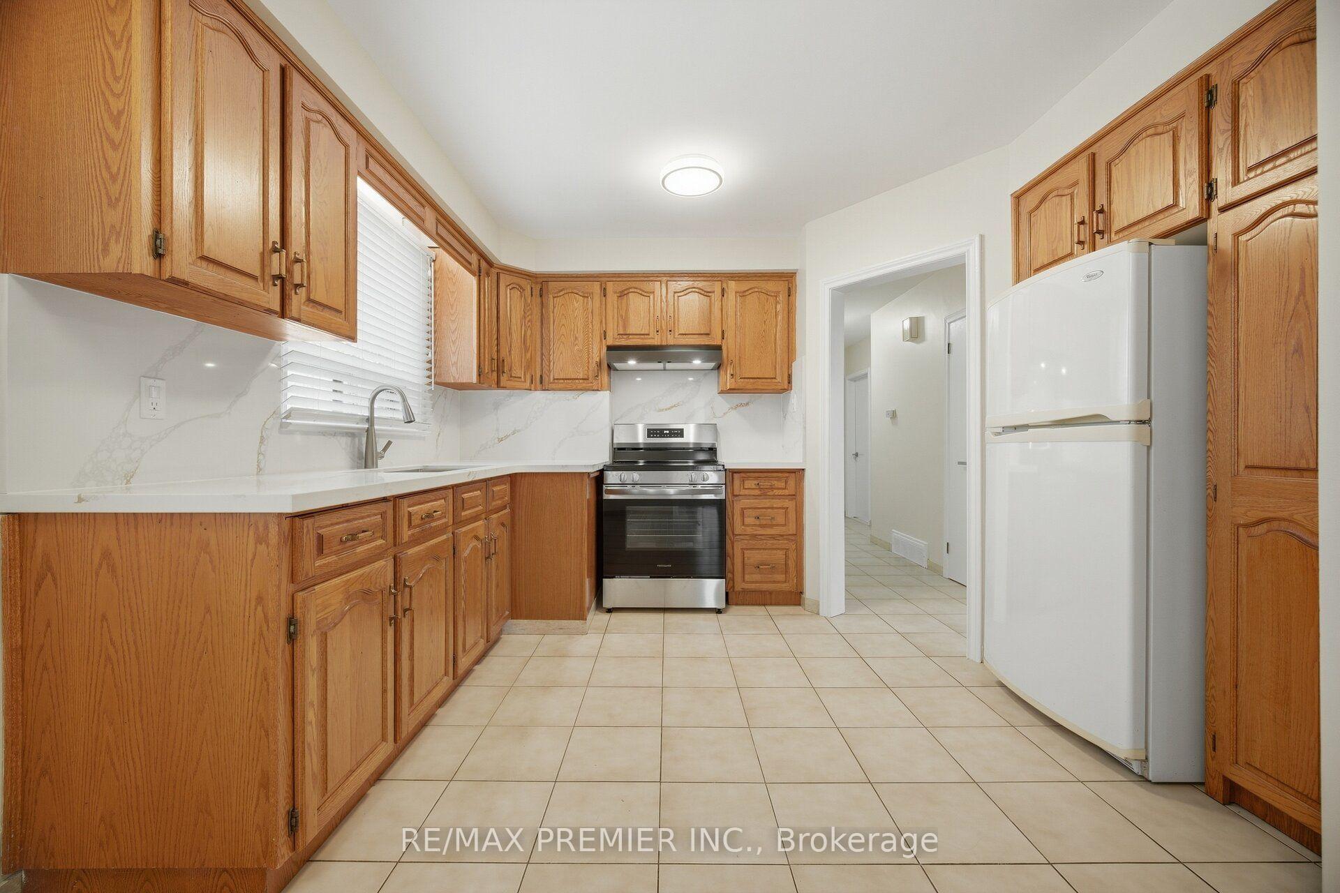 Photo 12 of 28 Landron Crescent, Etobicoke, Willowridge-Martingrove-Richview — HOMEH