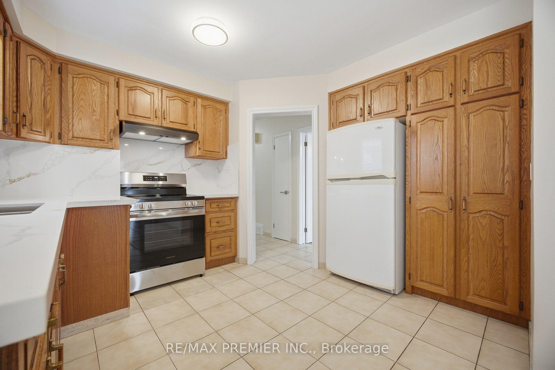 Photo 13 of 28 Landron Crescent, Etobicoke, Willowridge-Martingrove-Richview — HOMEH