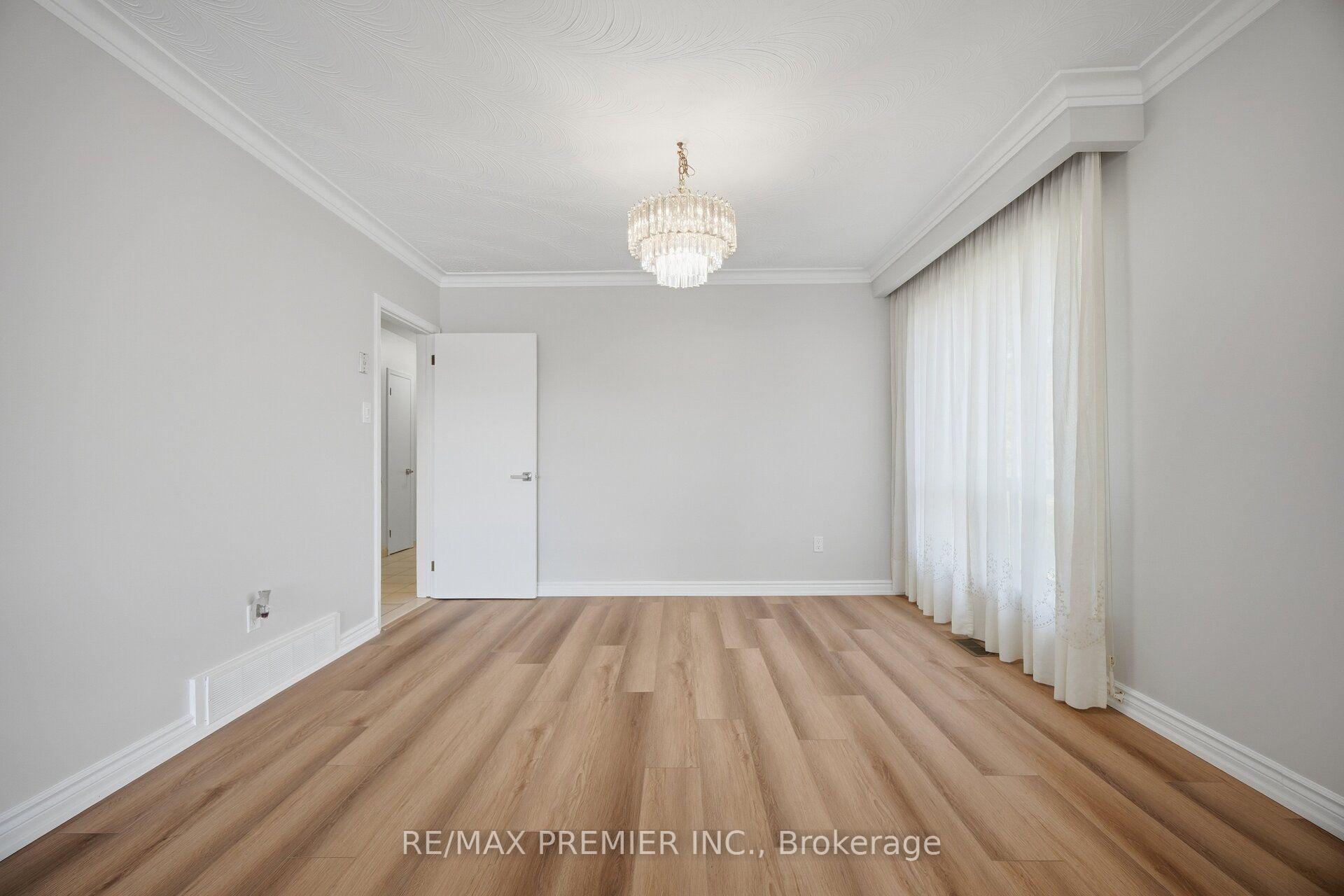Photo 14 of 28 Landron Crescent, Etobicoke, Willowridge-Martingrove-Richview — HOMEH