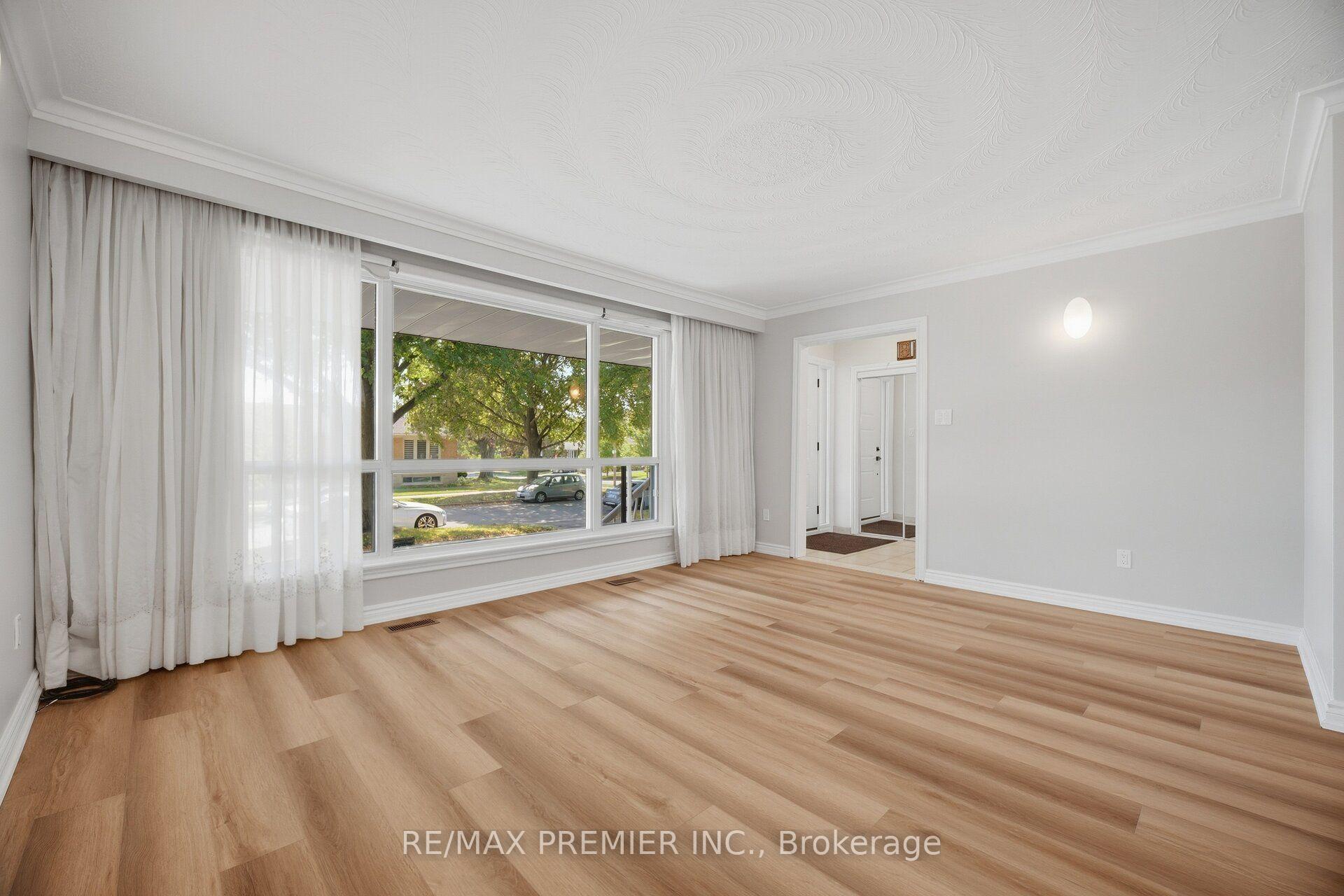 Photo 17 of 28 Landron Crescent, Etobicoke, Willowridge-Martingrove-Richview — HOMEH