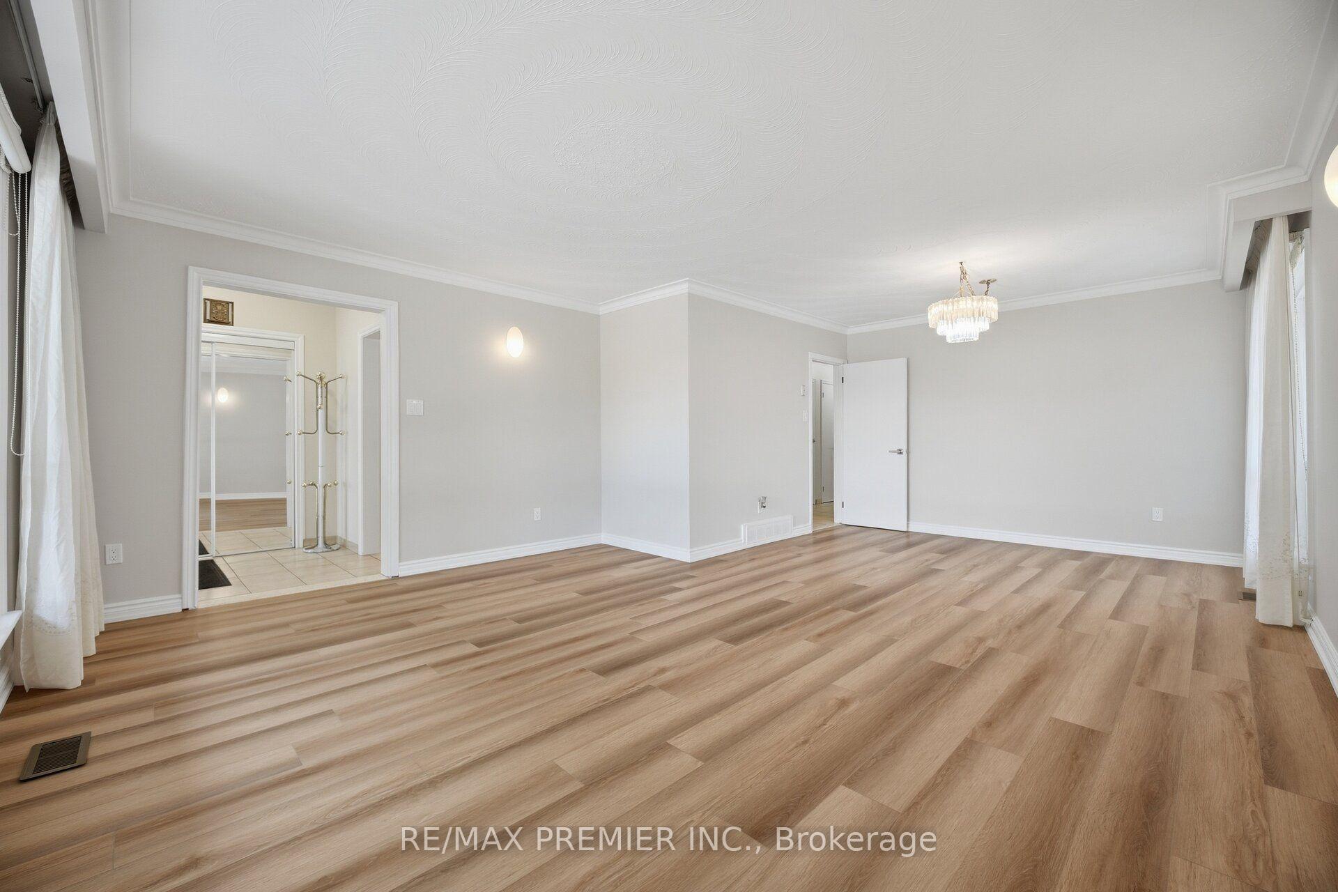 Photo 18 of 28 Landron Crescent, Etobicoke, Willowridge-Martingrove-Richview — HOMEH