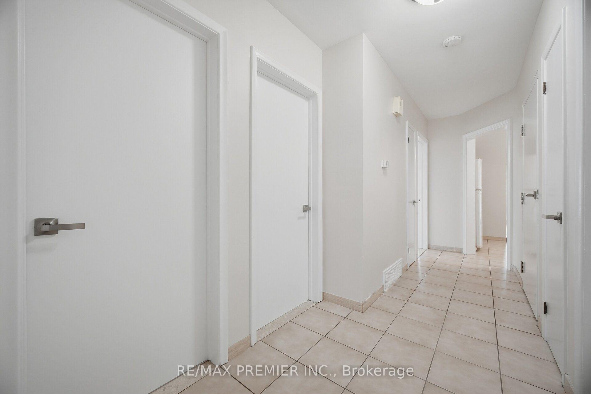 Photo 19 of 28 Landron Crescent, Etobicoke, Willowridge-Martingrove-Richview — HOMEH