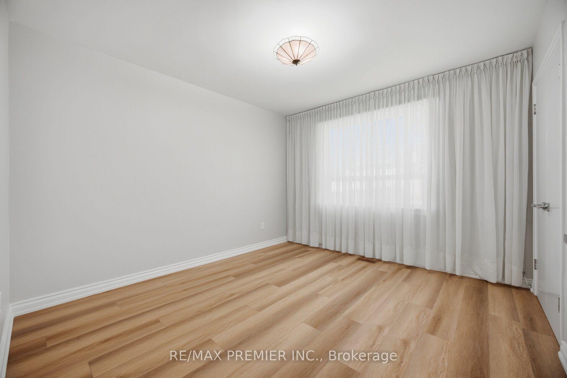 Photo 25 of 28 Landron Crescent, Etobicoke, Willowridge-Martingrove-Richview — HOMEH