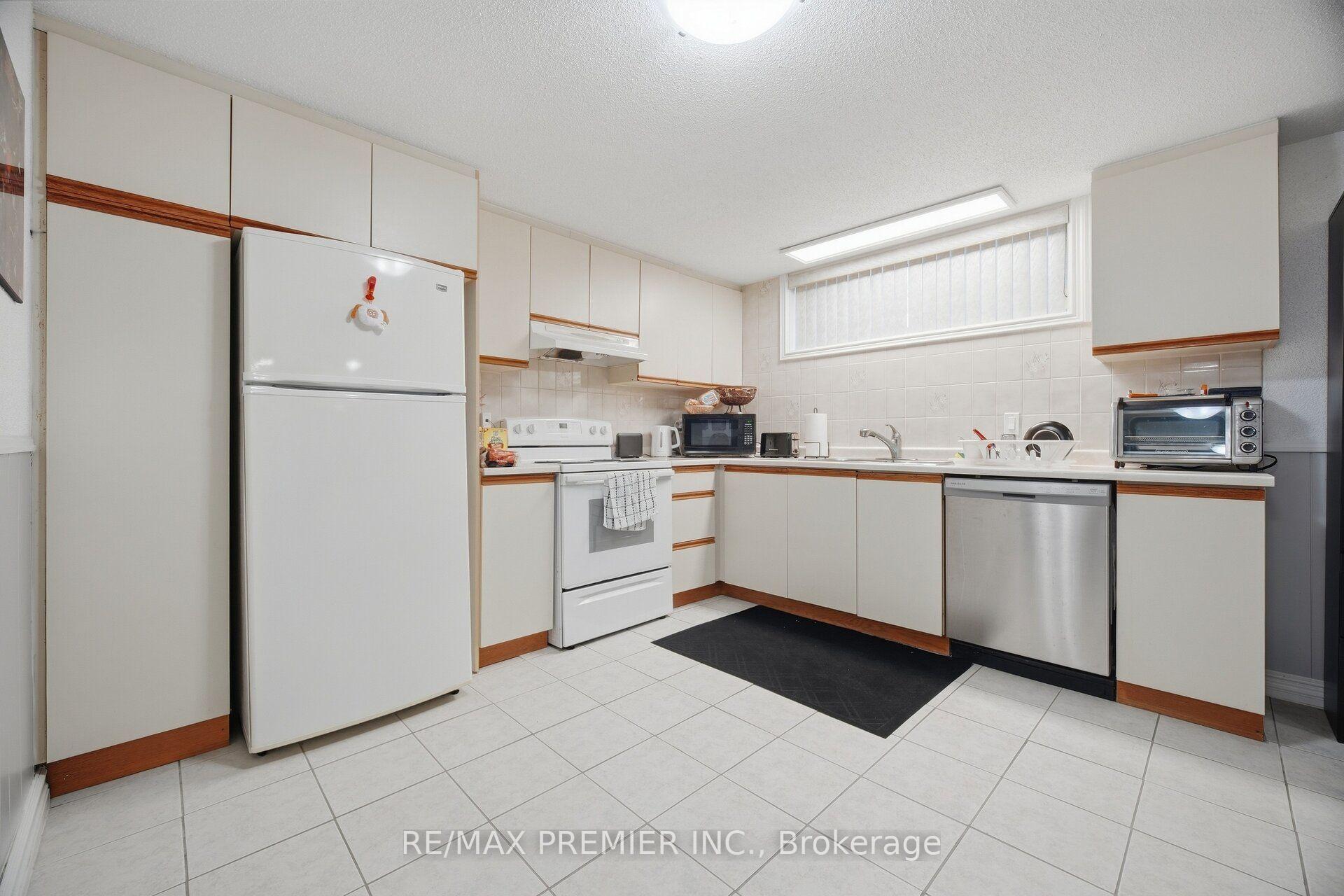 Photo 36 of 28 Landron Crescent, Etobicoke, Willowridge-Martingrove-Richview — HOMEH