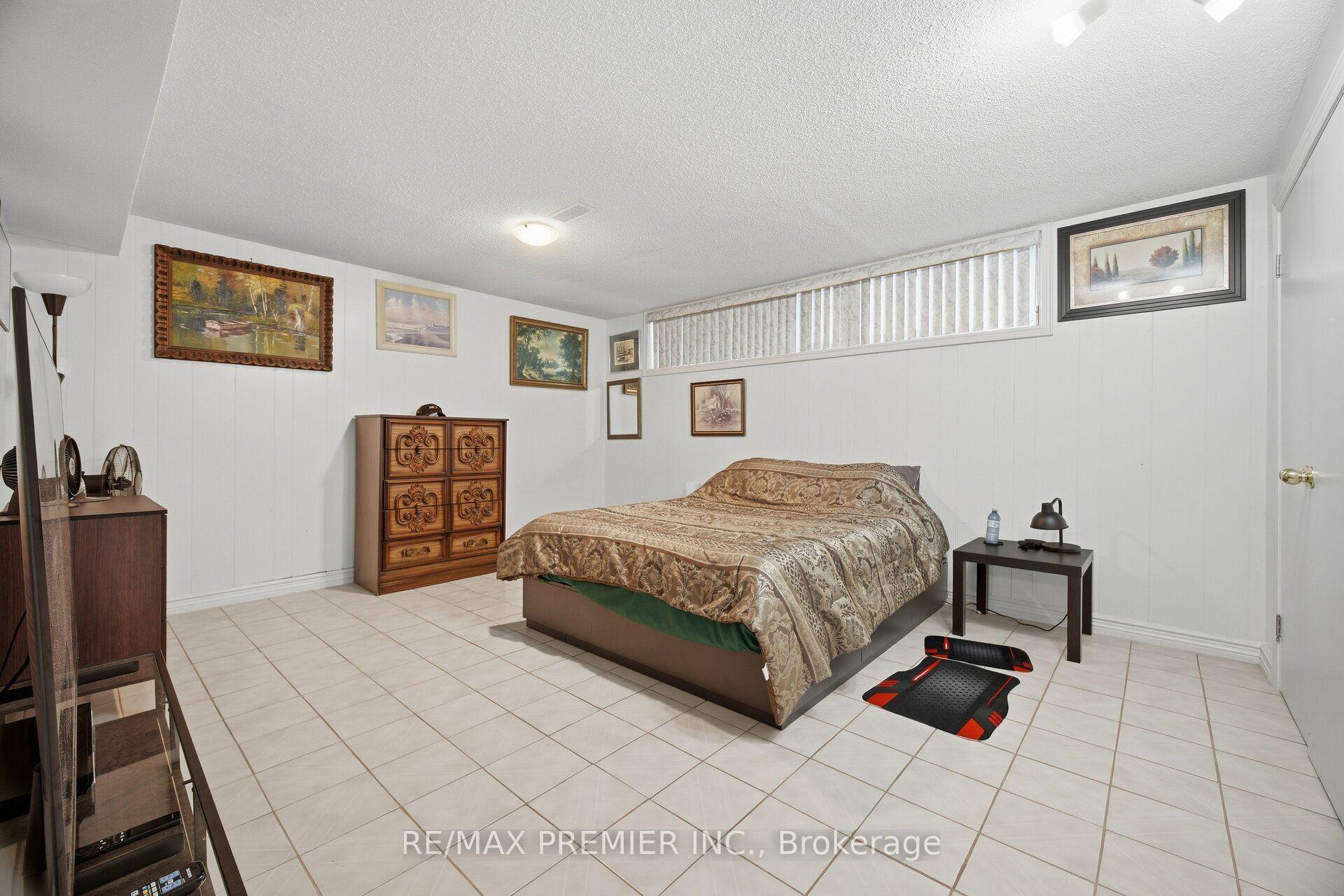 Photo 42 of 28 Landron Crescent, Etobicoke, Willowridge-Martingrove-Richview — HOMEH
