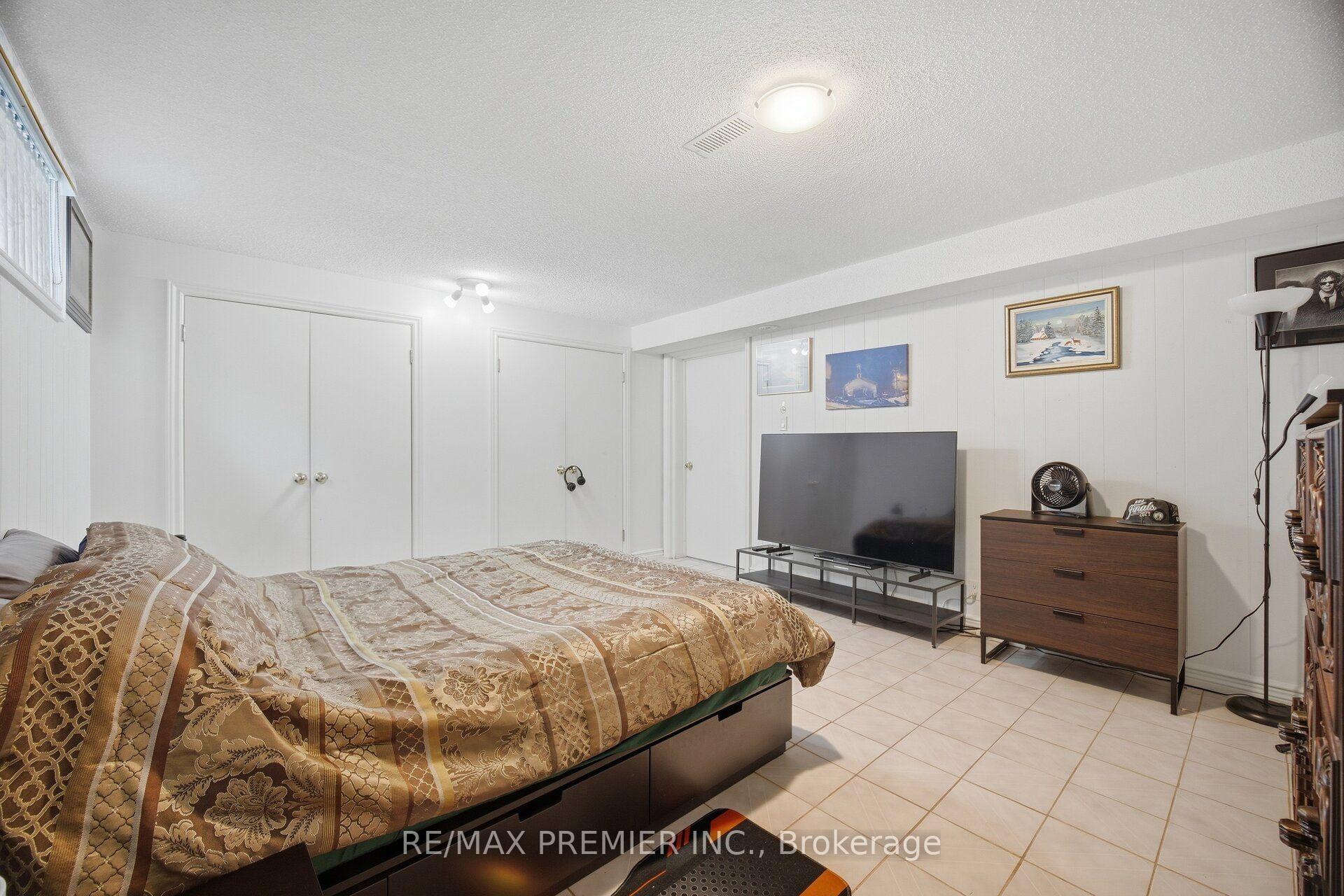 Photo 43 of 28 Landron Crescent, Etobicoke, Willowridge-Martingrove-Richview — HOMEH