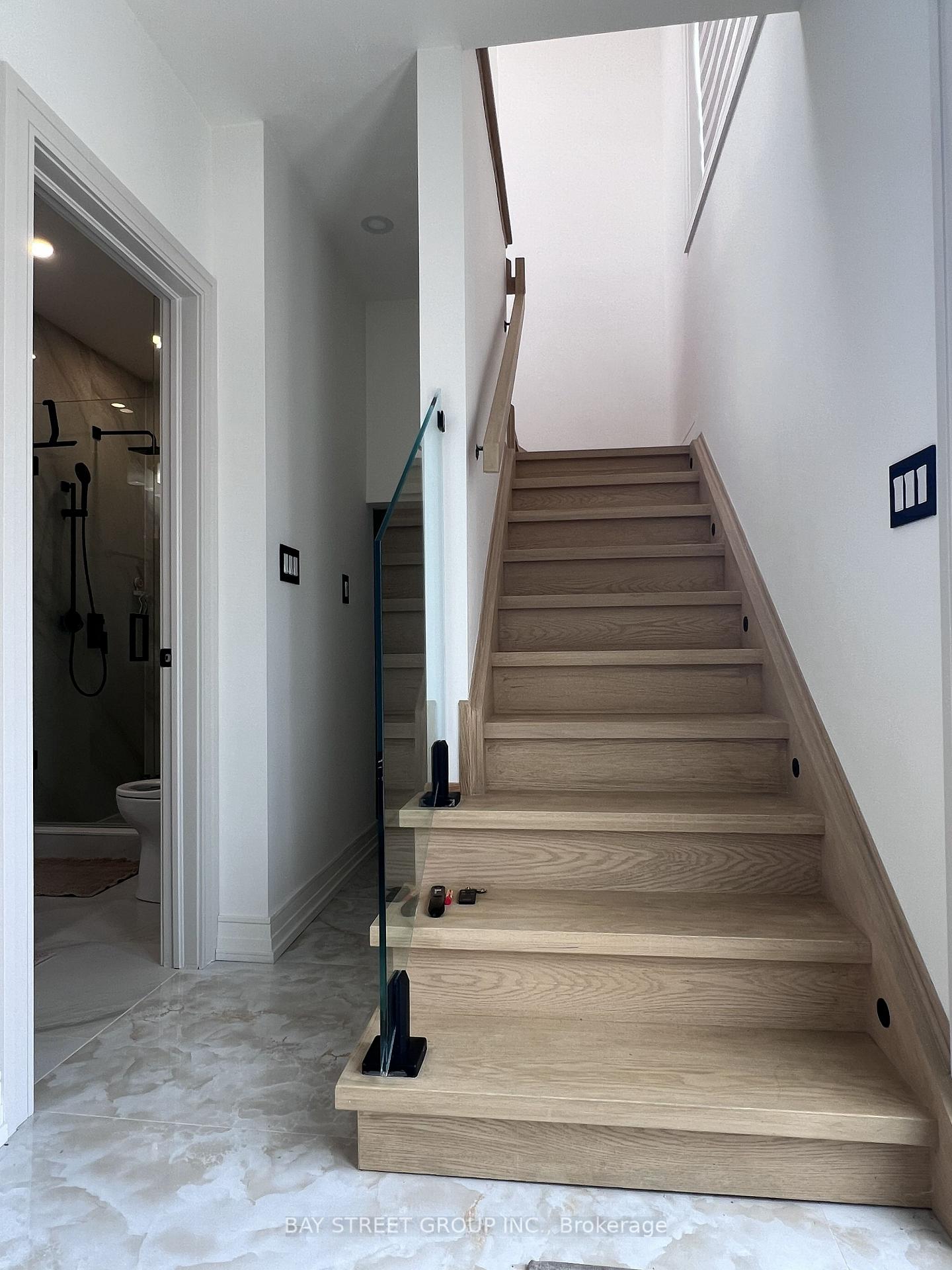 Photo 5 of 51 Batavia Avenue, Toronto, Rockcliffe-Smythe — HOMEH