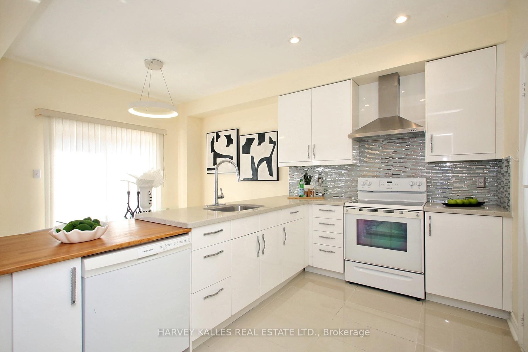 Photo 2 of 71 Mcnally Way, Aurora, Bayview Northeast — HOMEH