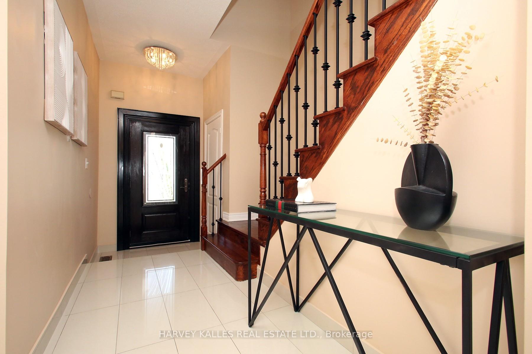 Photo 9 of 71 Mcnally Way, Aurora, Bayview Northeast — HOMEH