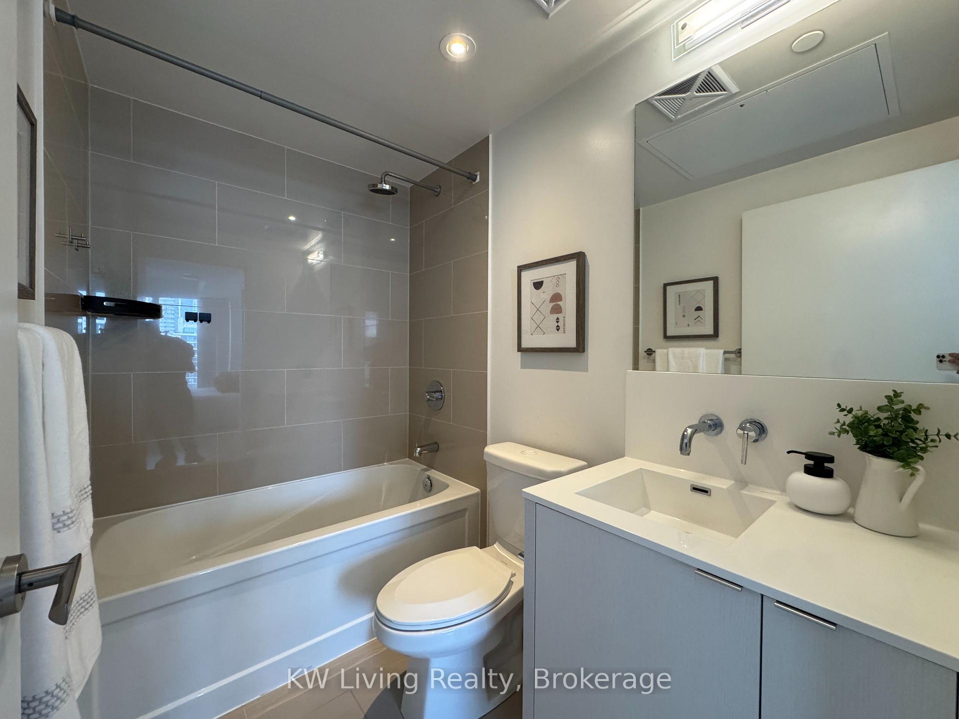 Photo 9 of Unit 5006, 100 Harbour Street, Toronto, Waterfront Communities — HOMEH