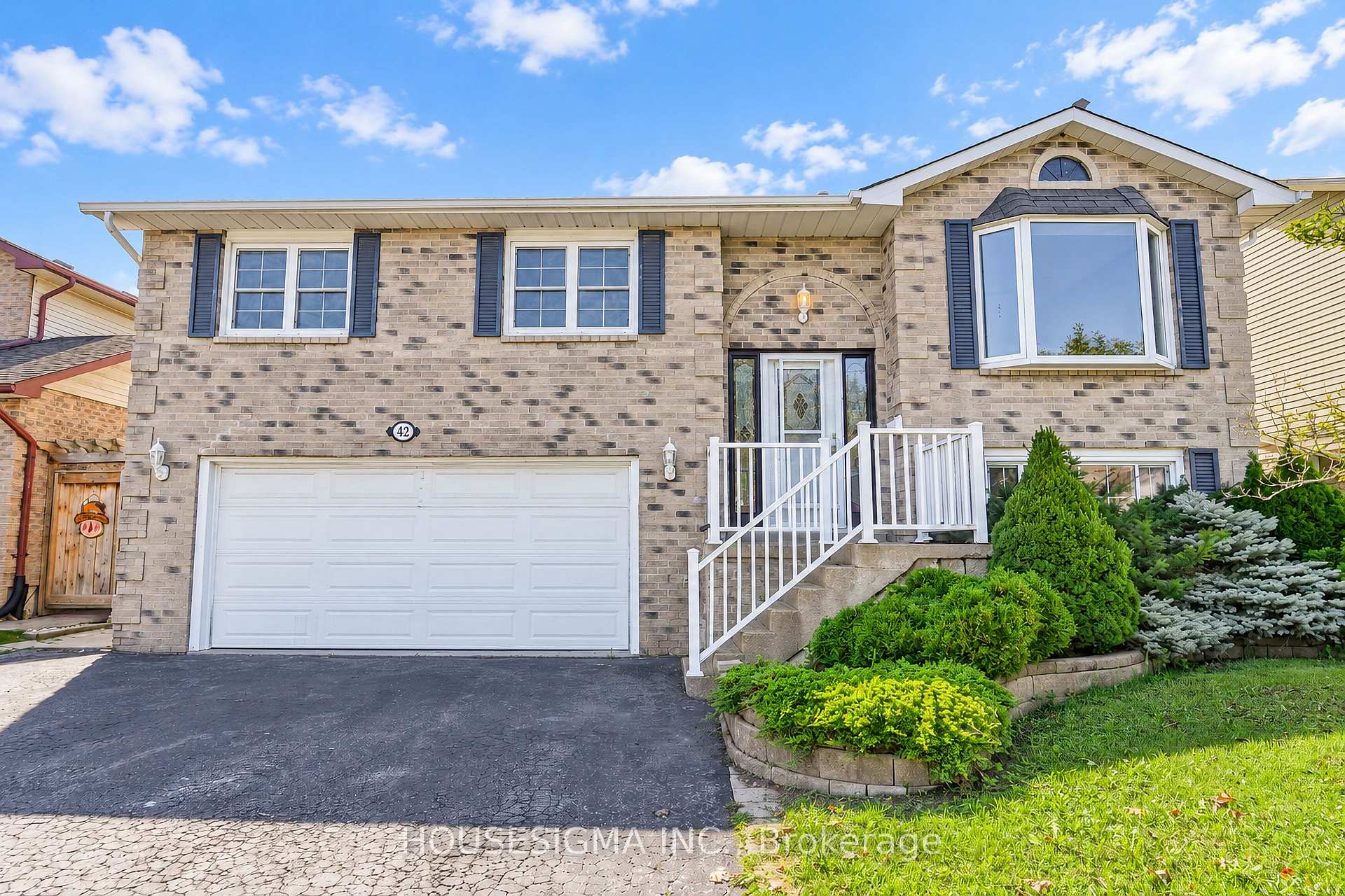 Photo 2 of 42 Cherry Blossom Crescent, Clarington, Courtice — HOMEH