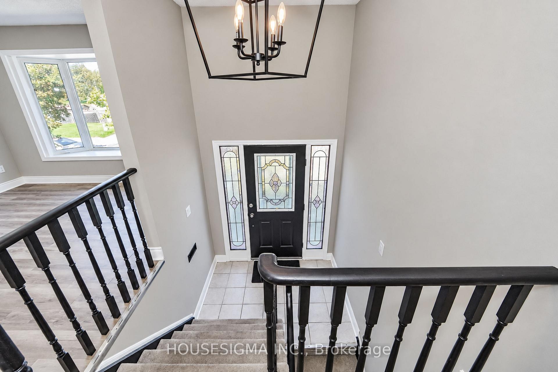 Photo 4 of 42 Cherry Blossom Crescent, Clarington, Courtice — HOMEH