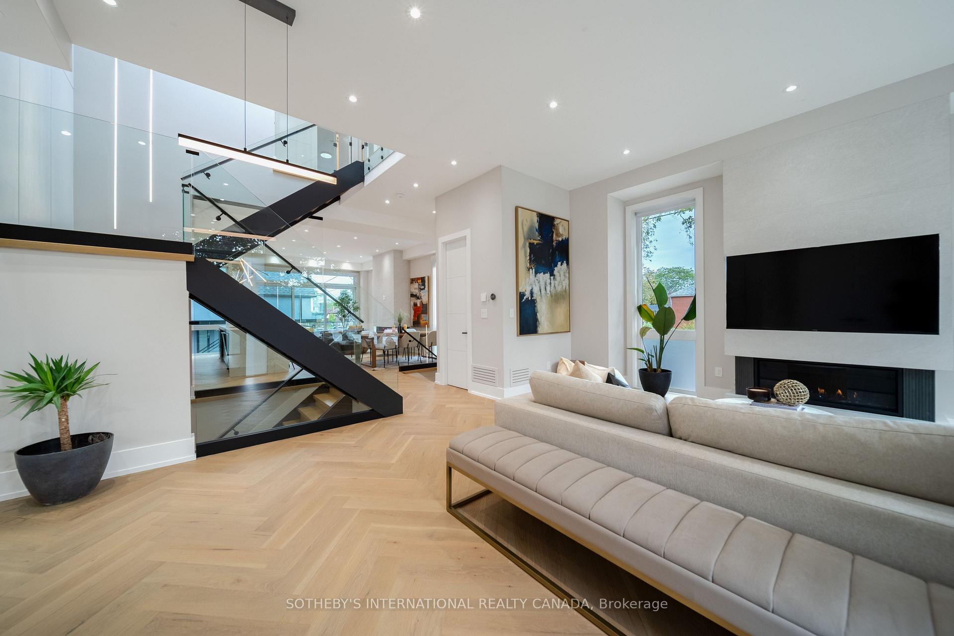 Photo 8 of 171 Durant Avenue, Toronto, East York — HOMEH