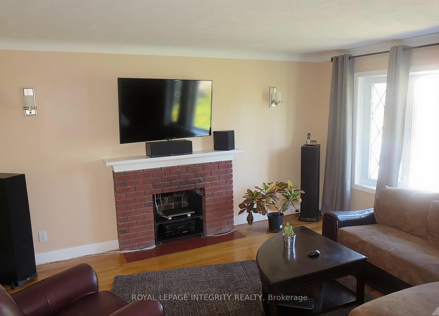 Photo 2 of 176 Oakridge Boulevard, Ottawa, Meadowlands/Crestview — HOMEH