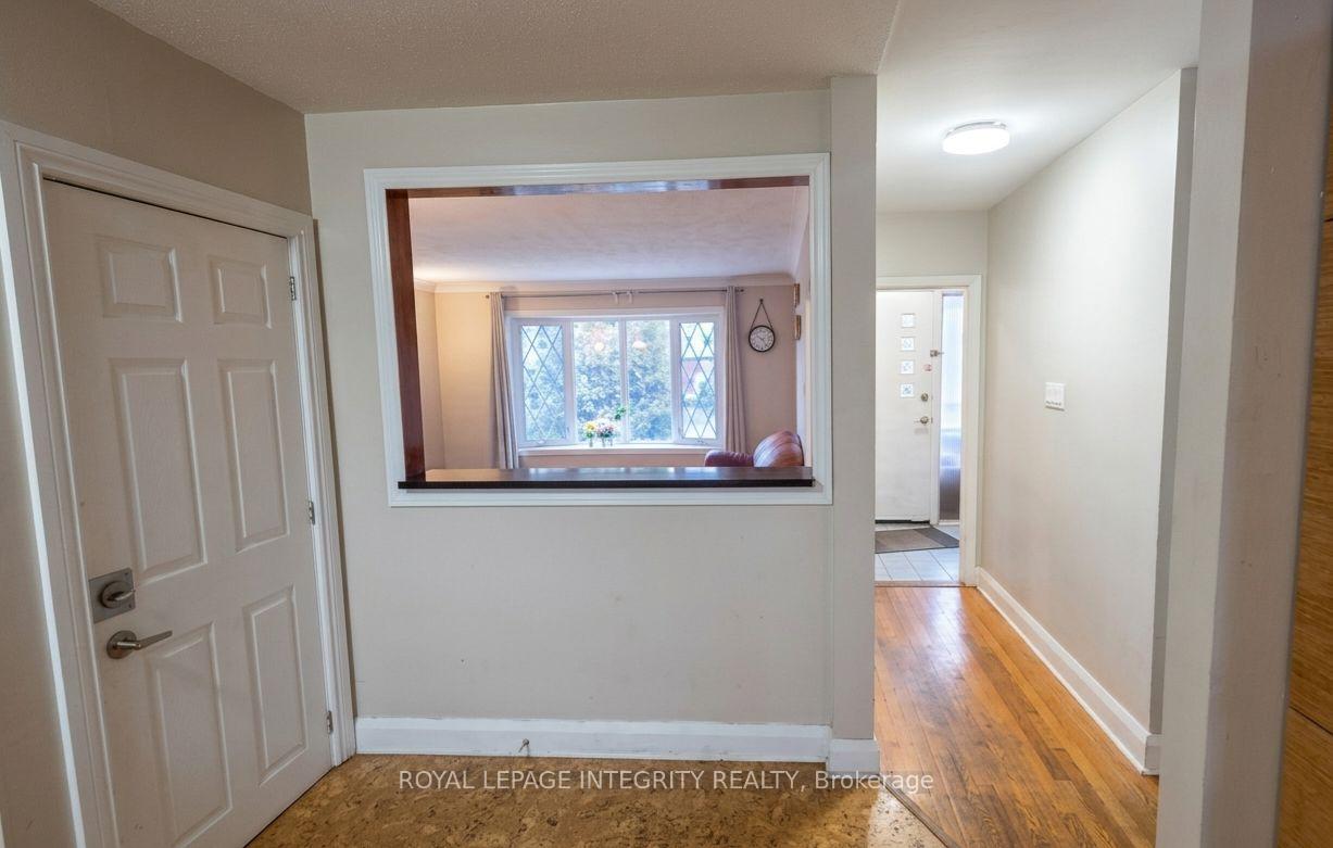 Photo 3 of 176 Oakridge Boulevard, Ottawa, Meadowlands/Crestview — HOMEH