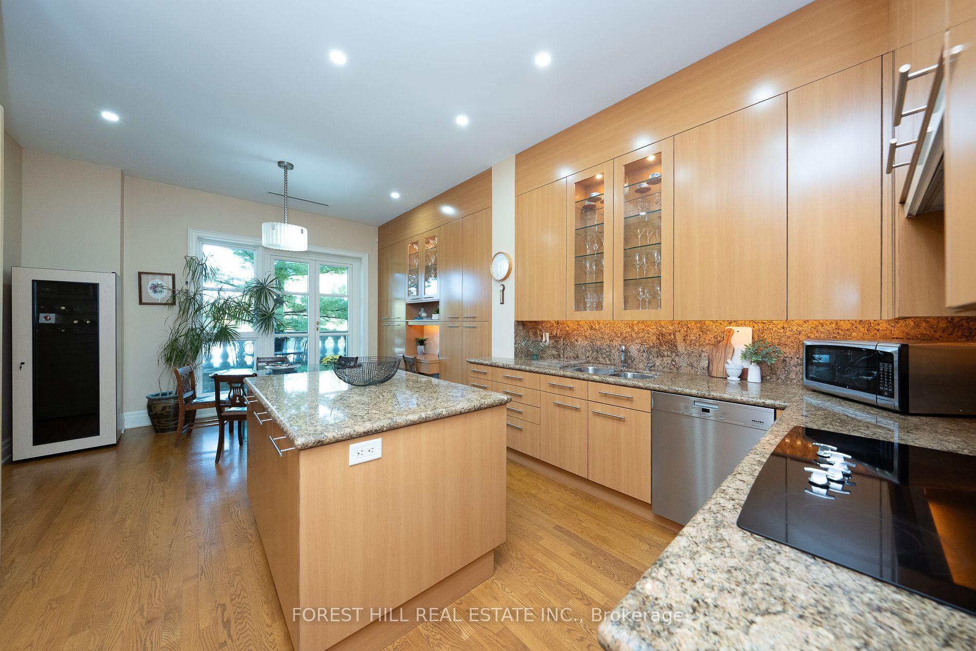 Photo 8 of Unit 303, 1 Post Road, North York, Bridle Path-Sunnybrook-York Mills — HOMEH