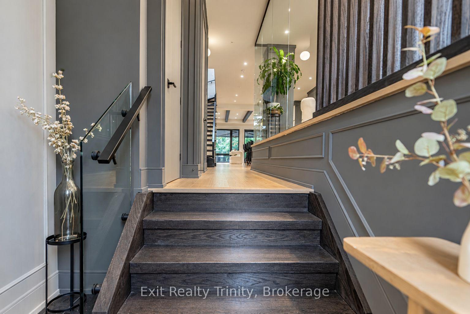 Photo 3 of 152 Sheldon Avenue, Etobicoke, Alderwood — HOMEH