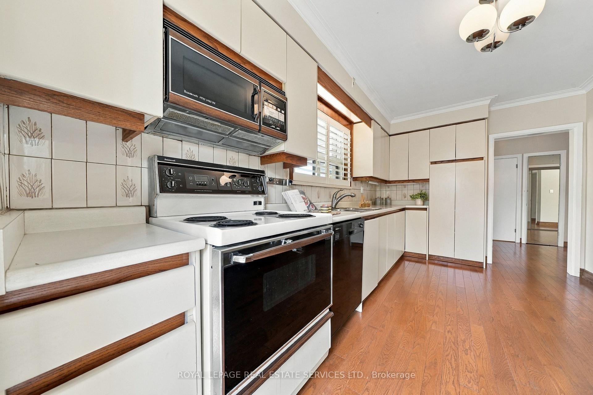 Photo 22 of 81 Letchworth Crescent, North York, Downsview-Roding-CFB — HOMEH