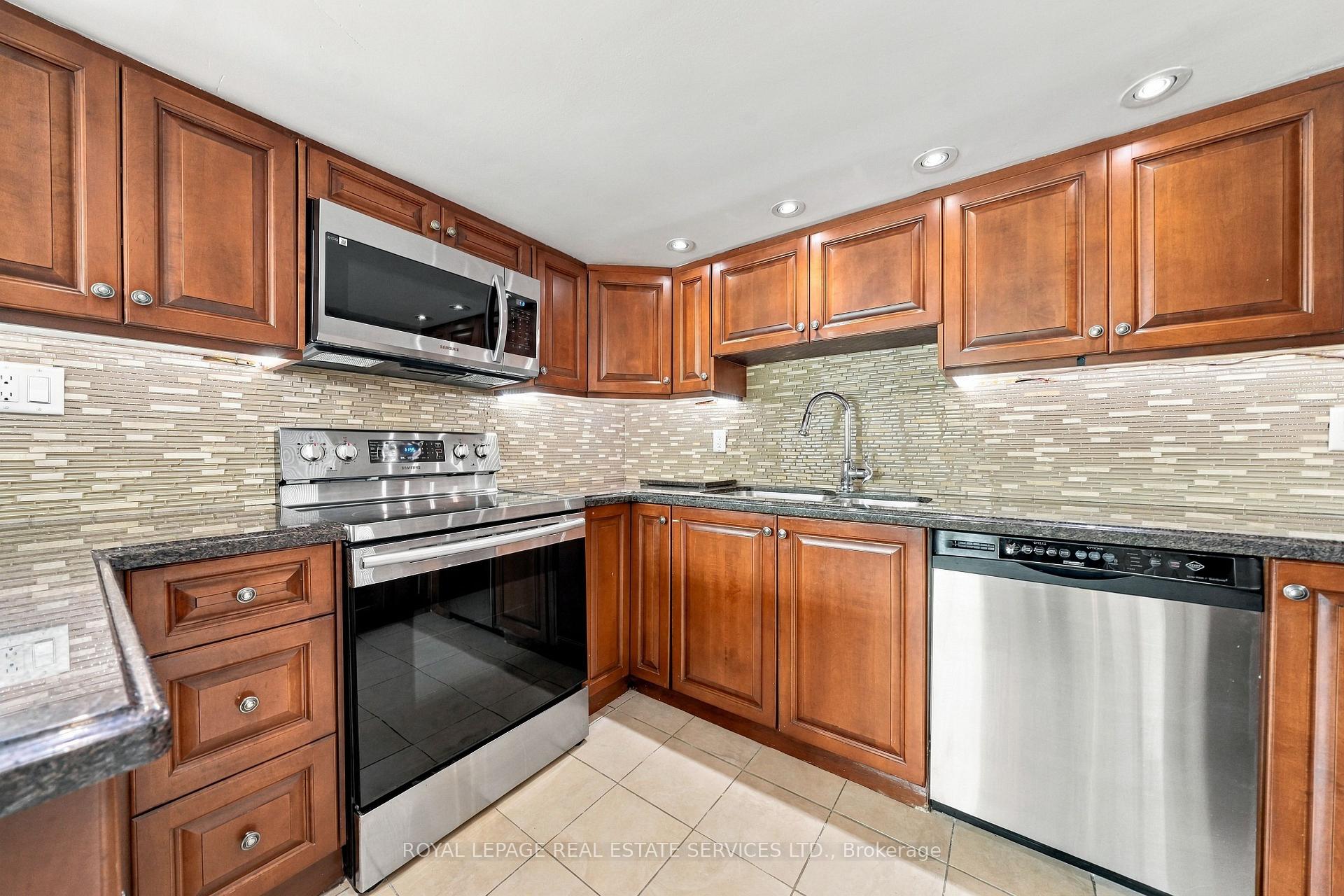 Photo 32 of 81 Letchworth Crescent, North York, Downsview-Roding-CFB — HOMEH