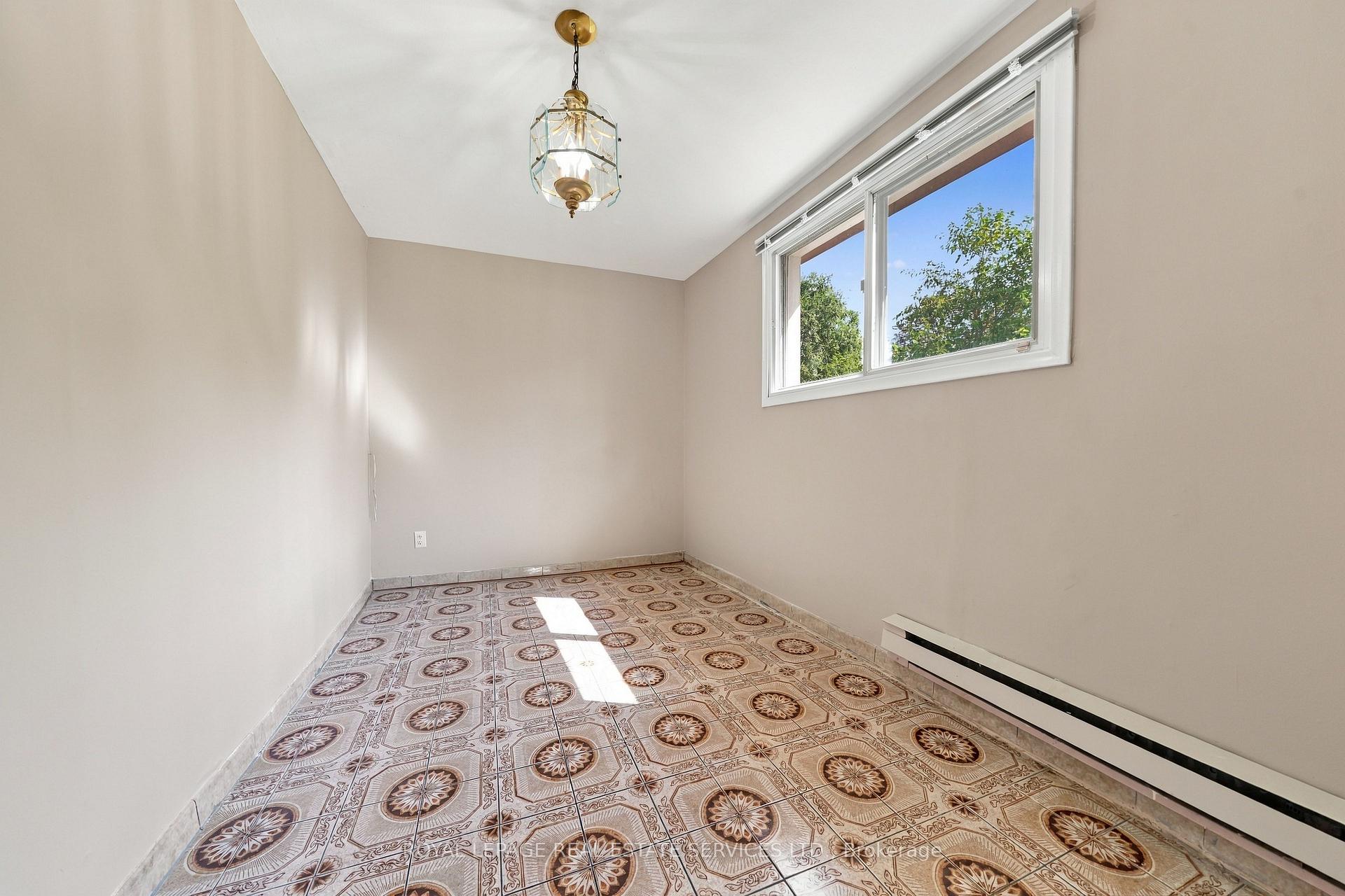 Photo 38 of 81 Letchworth Crescent, North York, Downsview-Roding-CFB — HOMEH