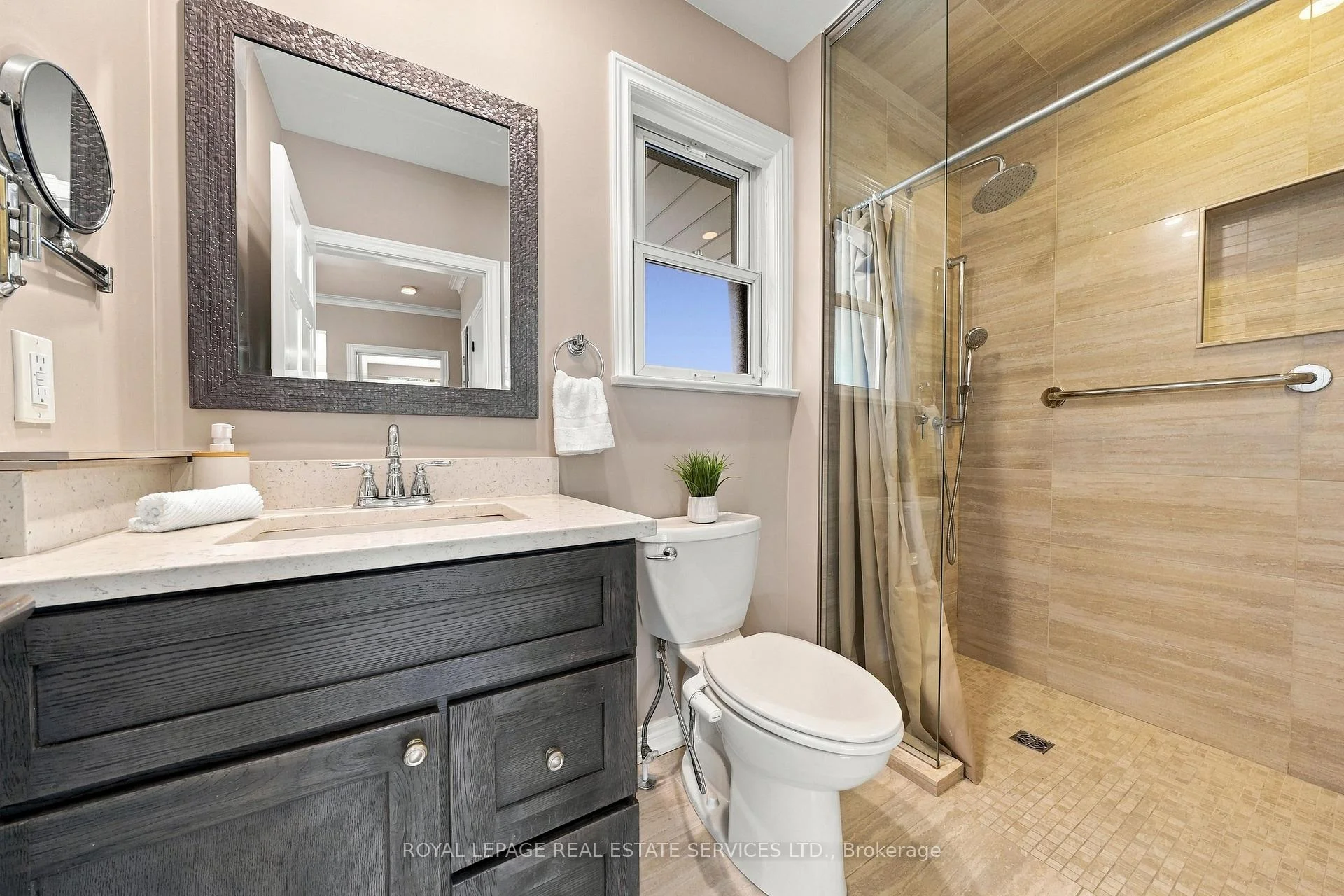 Photo 13 of 81 Letchworth Crescent, North York, Downsview-Roding-CFB — HOMEH