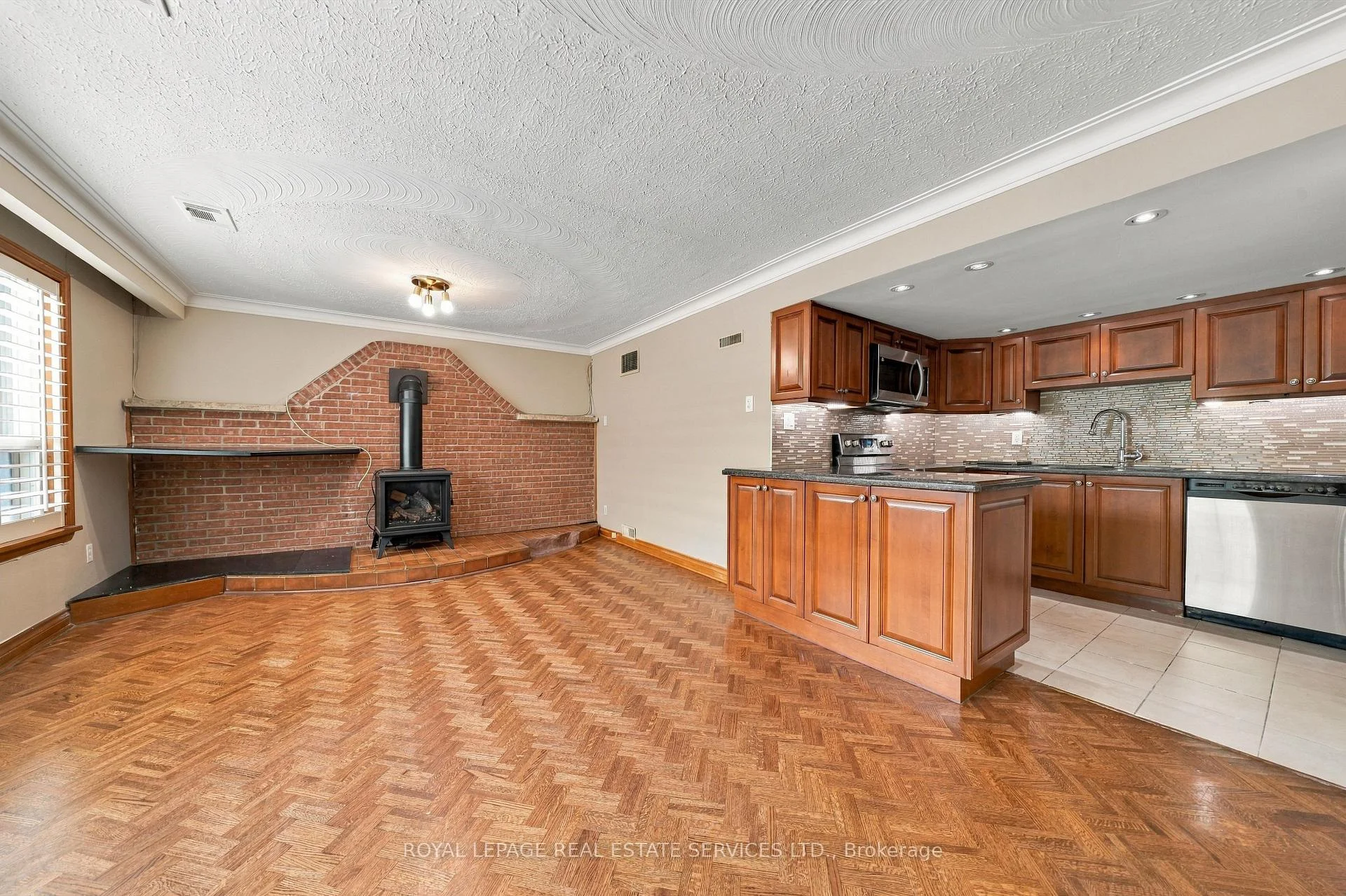 Photo 14 of 81 Letchworth Crescent, North York, Downsview-Roding-CFB — HOMEH