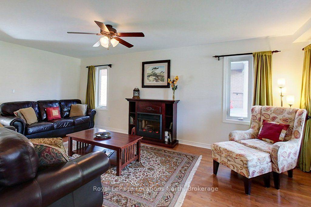 Photo 8 of 61 Marina Crescent, Collingwood — HOMEH