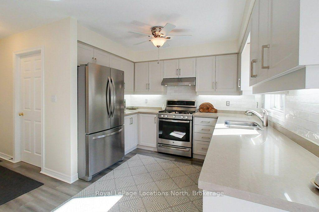 Photo 11 of 61 Marina Crescent, Collingwood — HOMEH