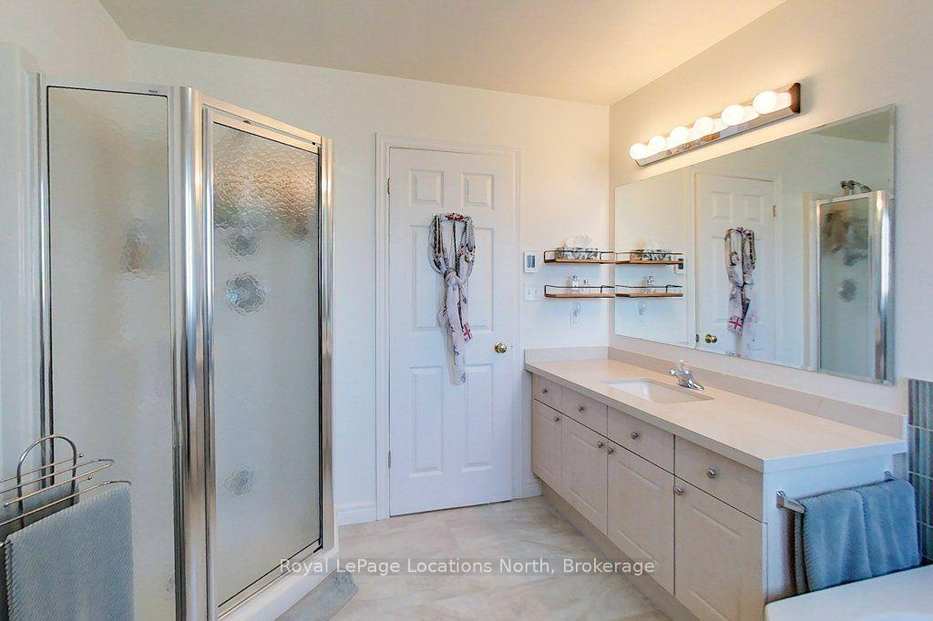 Photo 17 of 61 Marina Crescent, Collingwood — HOMEH