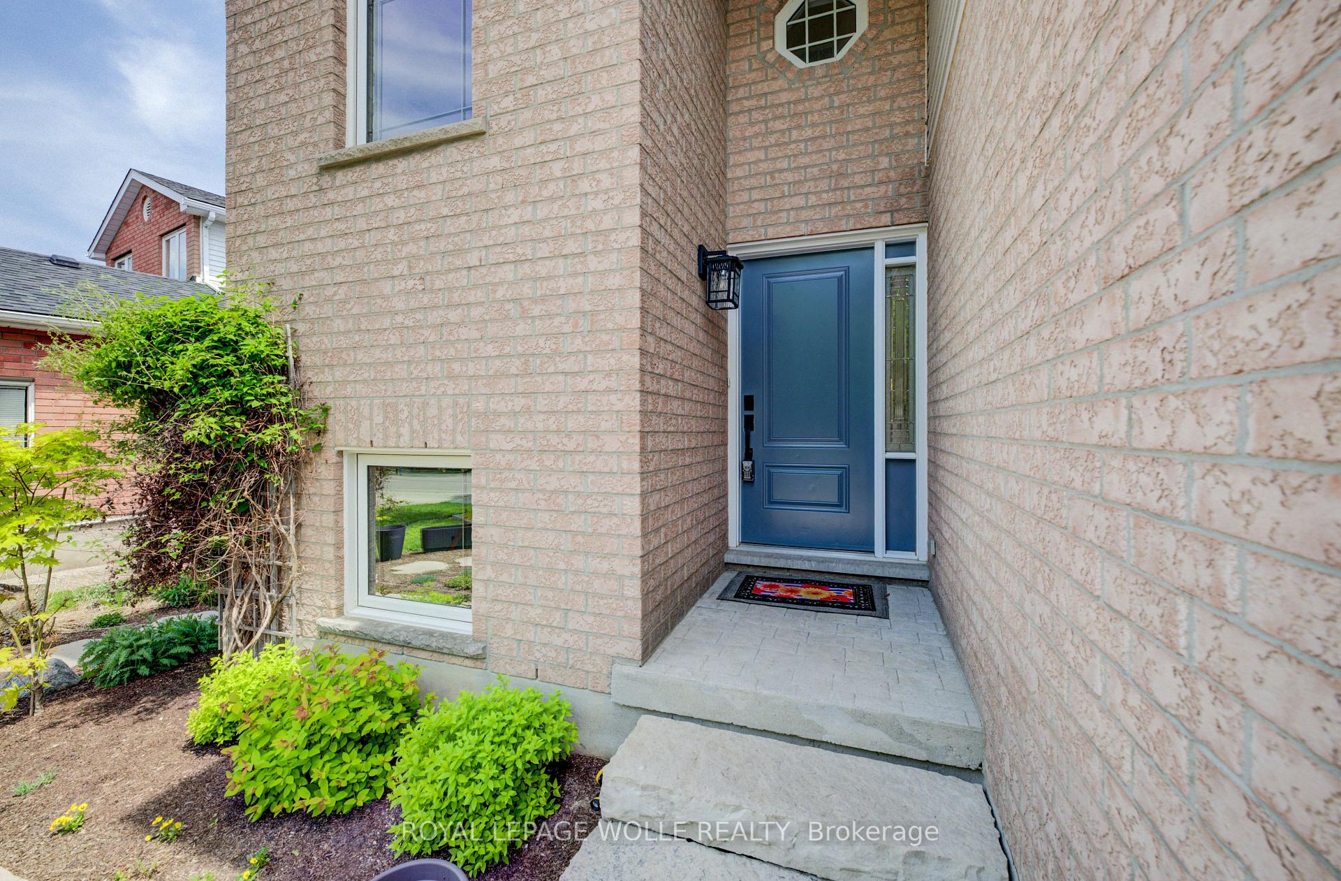 Photo 4 of 464 Northlake Drive, Waterloo, North Lakeshore — HOMEH